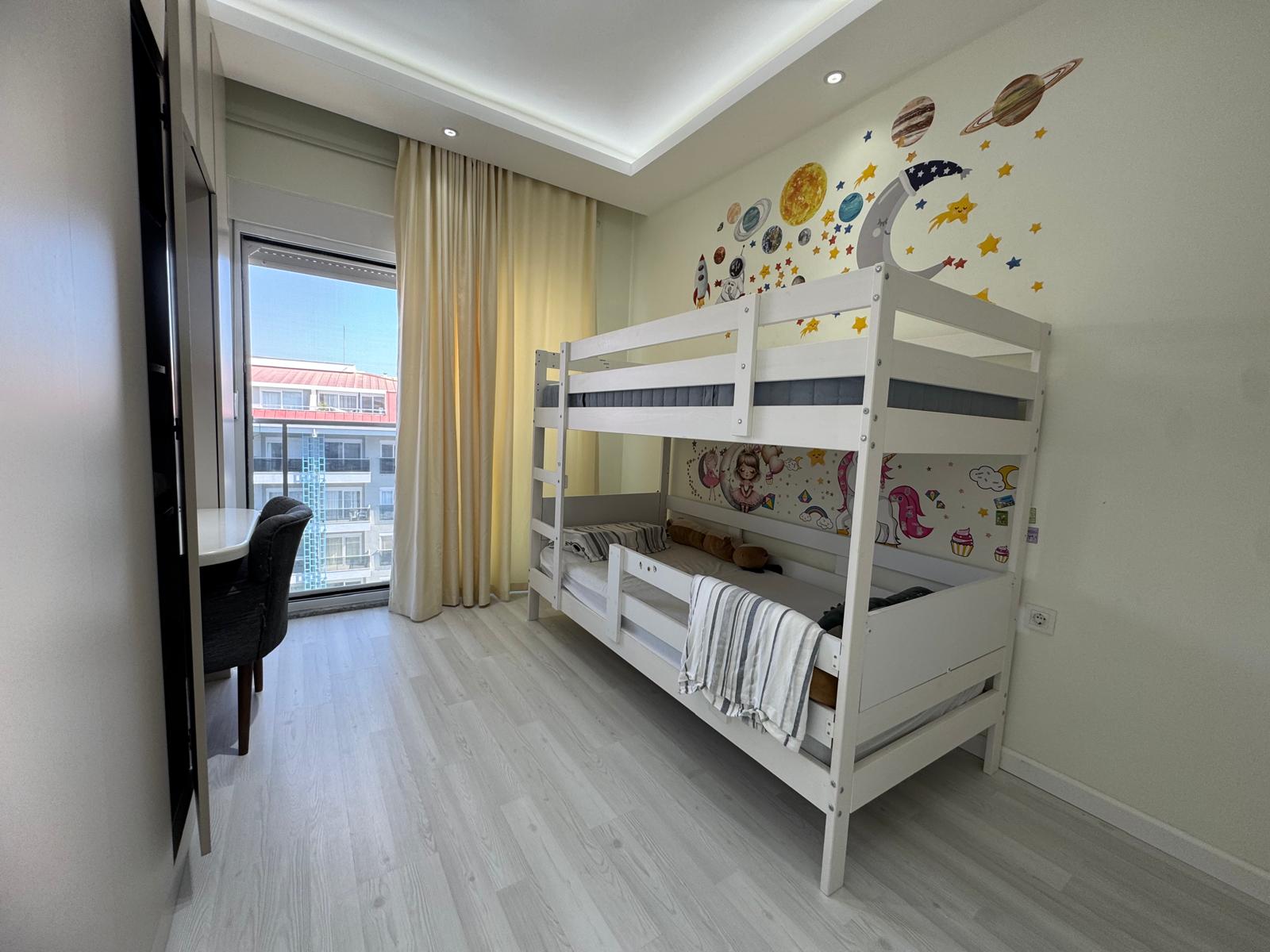 Alanya'nın Kestel semtinde, eşyalı, deniz manzaralı, iki katlı çatı katı dairesi.