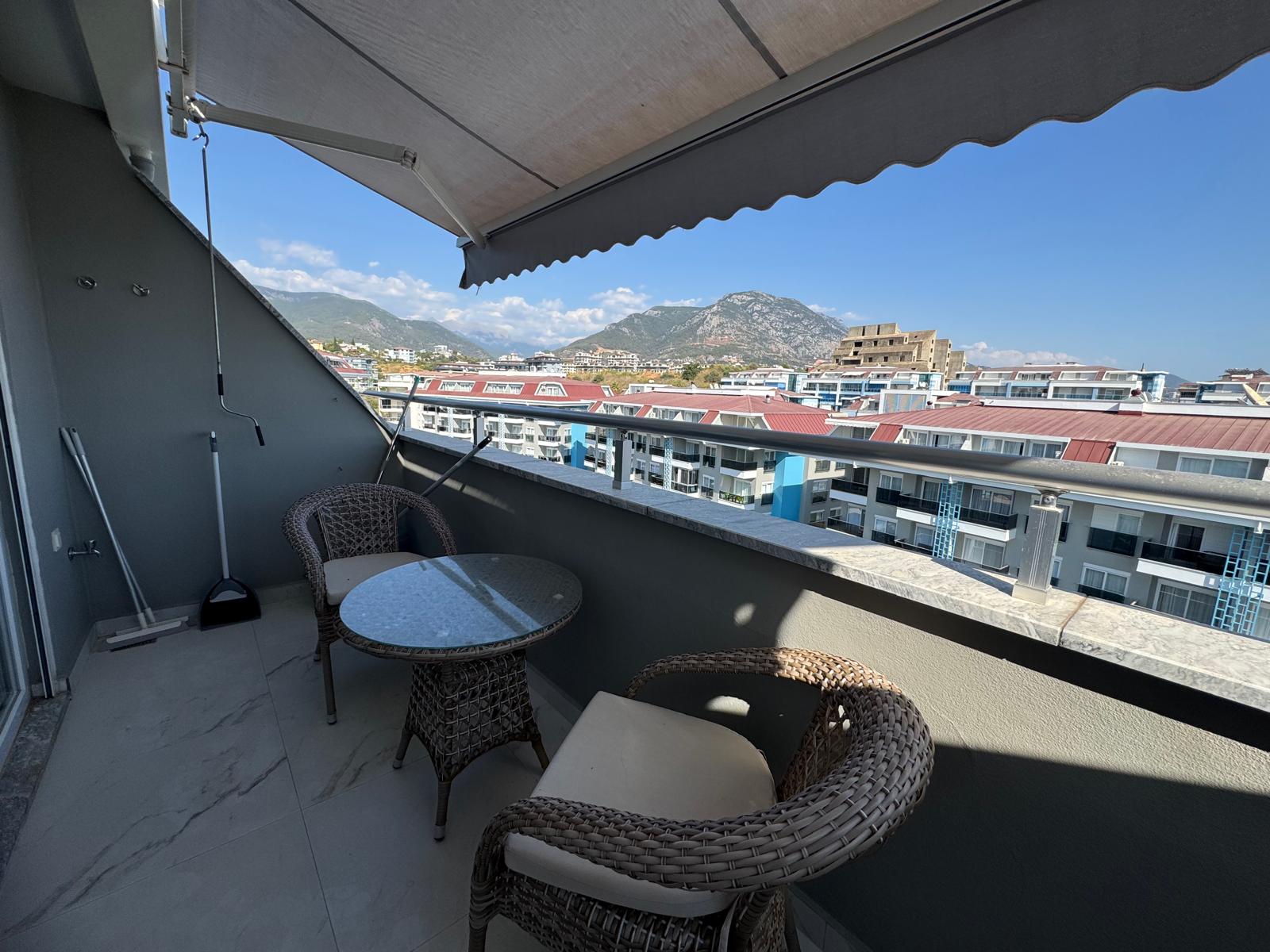 Alanya'nın Kestel semtinde, eşyalı, deniz manzaralı, iki katlı çatı katı dairesi.
