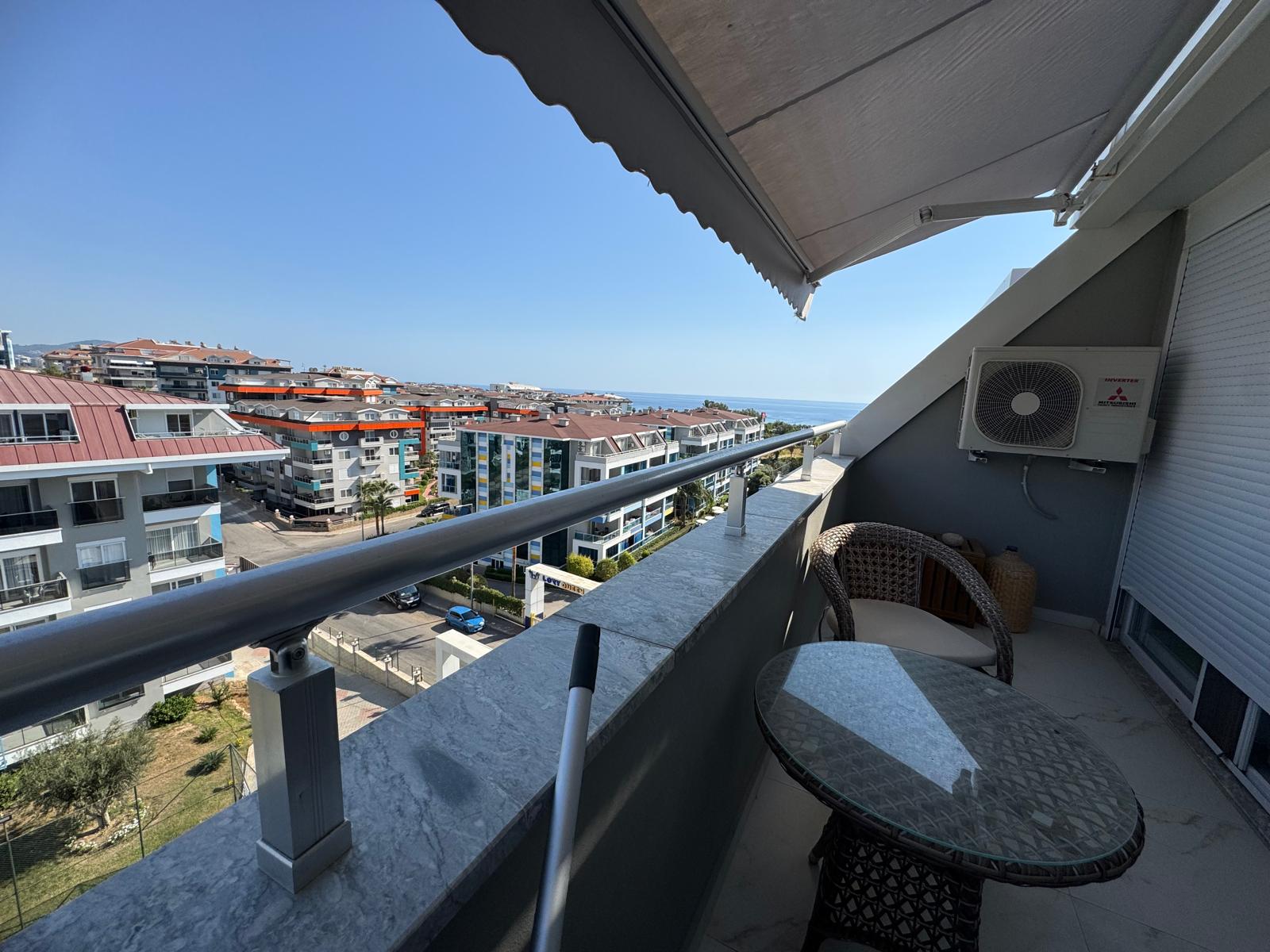 Alanya'nın Kestel semtinde, eşyalı, deniz manzaralı, iki katlı çatı katı dairesi.