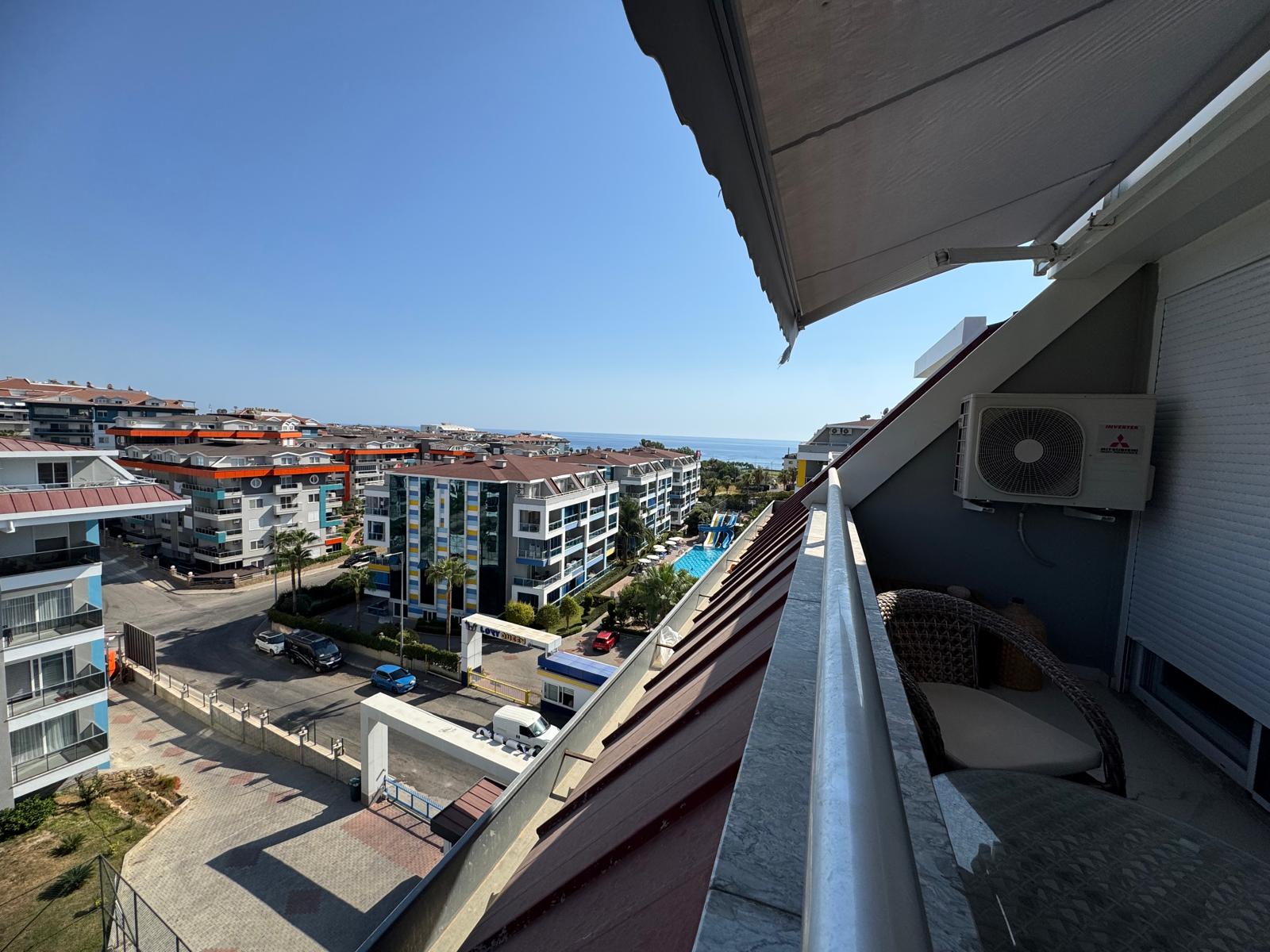 Alanya'nın Kestel semtinde, eşyalı, deniz manzaralı, iki katlı çatı katı dairesi.