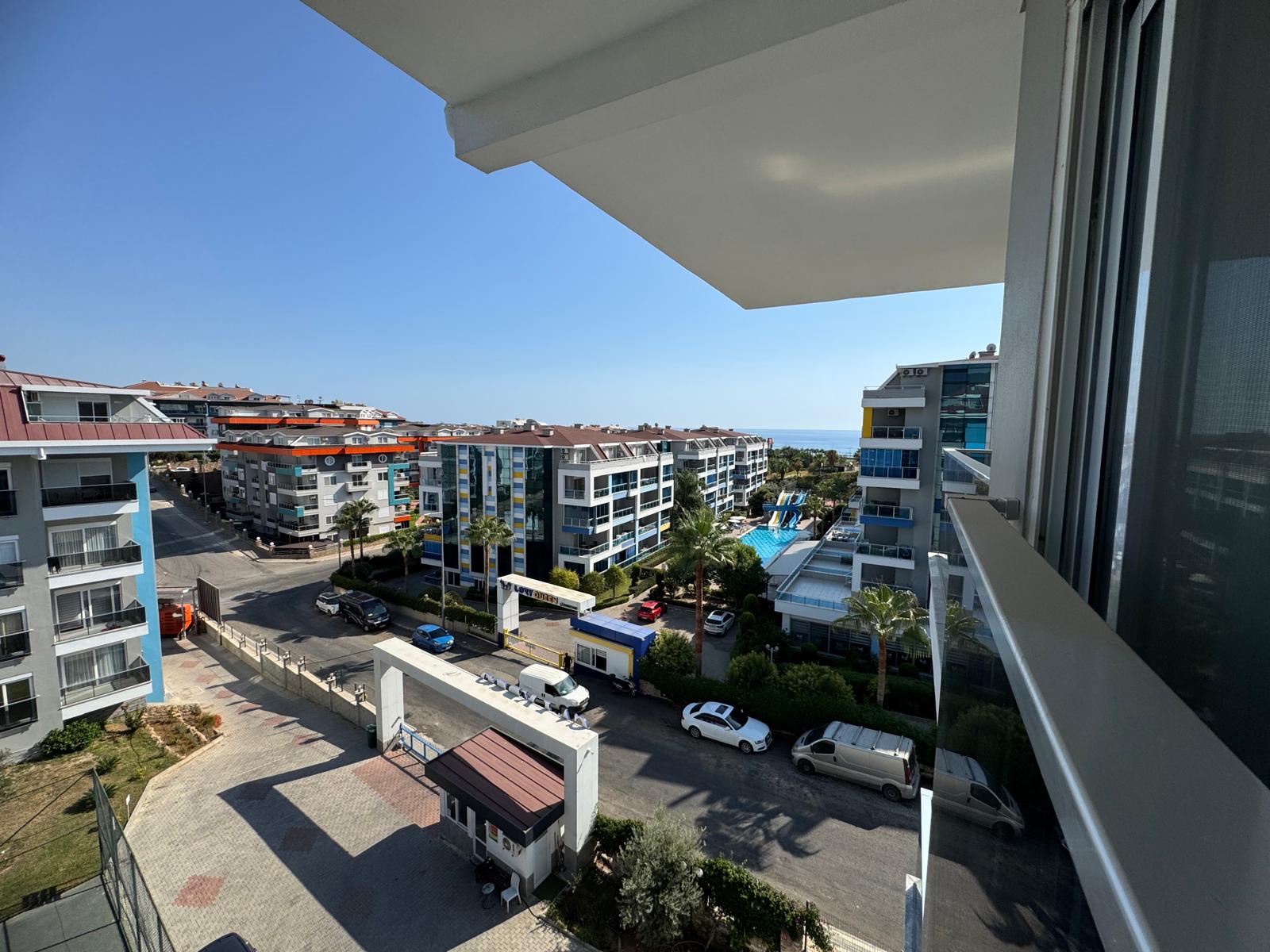 Alanya'nın Kestel semtinde, eşyalı, deniz manzaralı, iki katlı çatı katı dairesi.