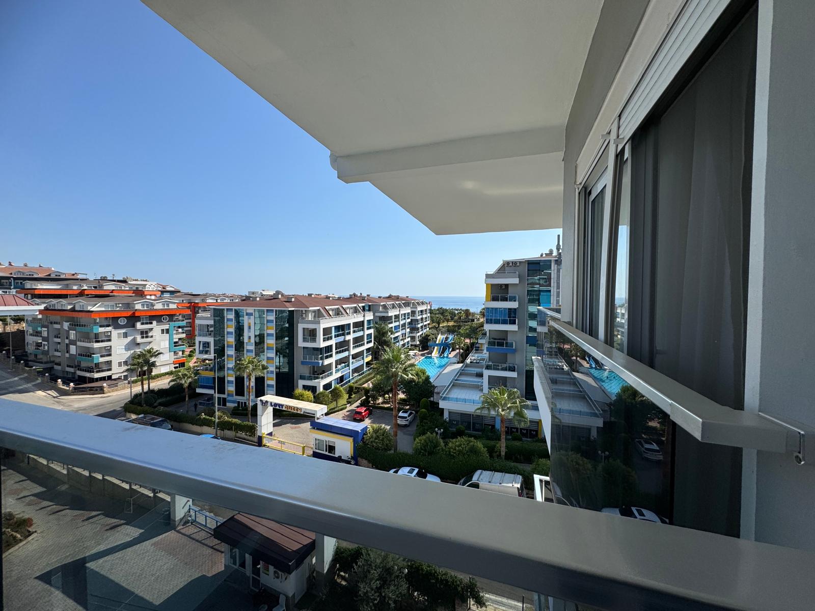 Alanya'nın Kestel semtinde, eşyalı, deniz manzaralı, iki katlı çatı katı dairesi.