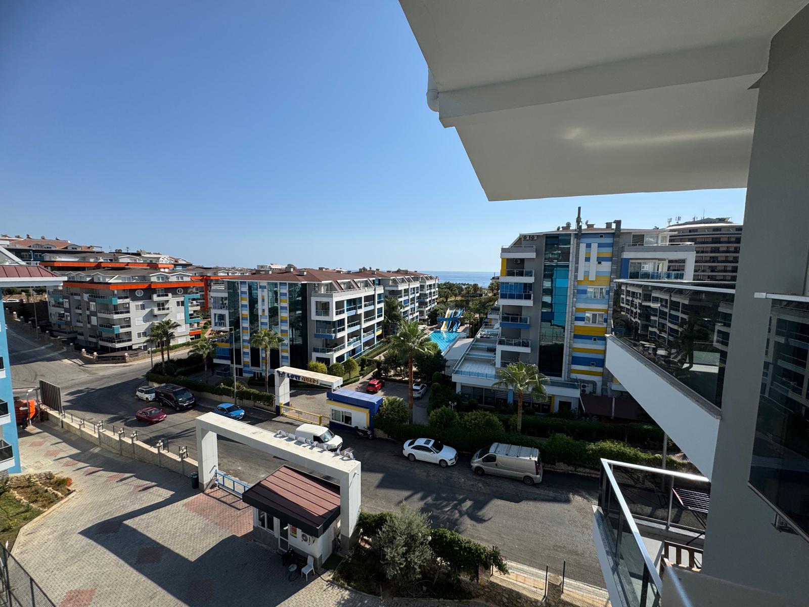 Alanya'nın Kestel semtinde, eşyalı, deniz manzaralı, iki katlı çatı katı dairesi.