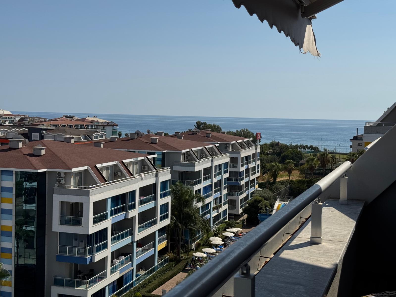 Alanya'nın Kestel semtinde, eşyalı, deniz manzaralı, iki katlı çatı katı dairesi.