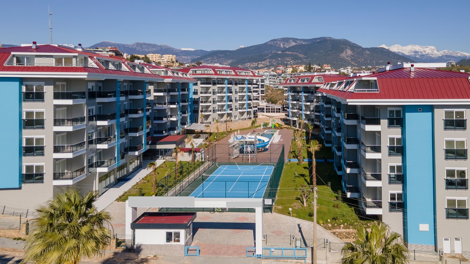 Alanya'nın Kestel semtinde, eşyalı, deniz manzaralı, iki katlı çatı katı dairesi.