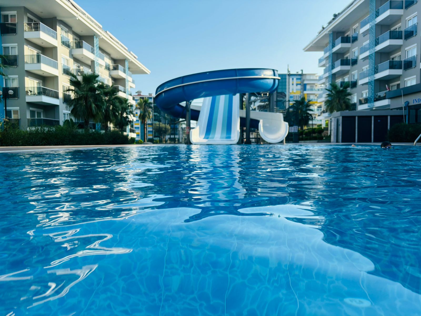 Alanya'nın Kestel semtinde, eşyalı, deniz manzaralı, iki katlı çatı katı dairesi.