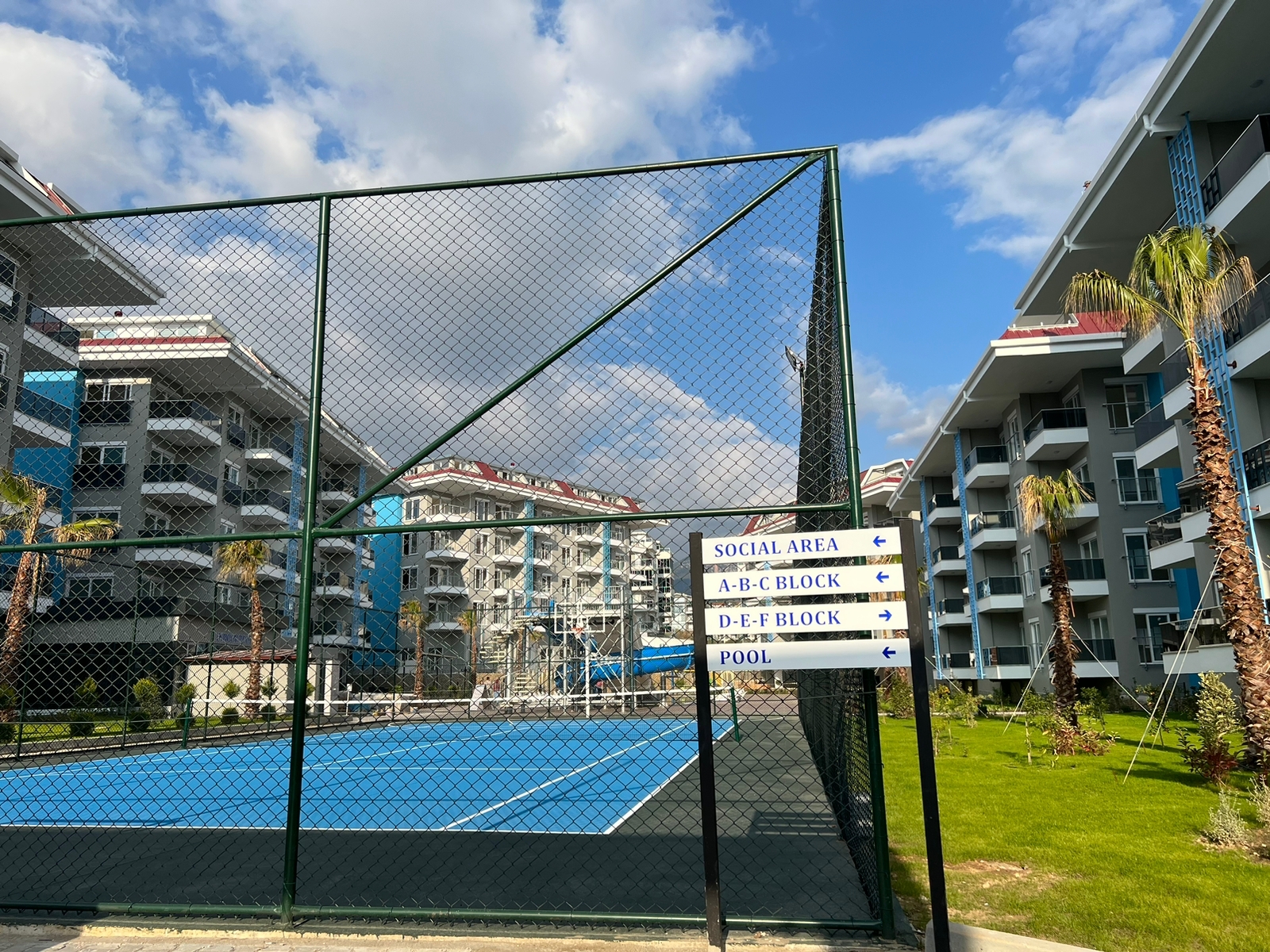 Alanya'nın Kestel semtinde, eşyalı, deniz manzaralı, iki katlı çatı katı dairesi.
