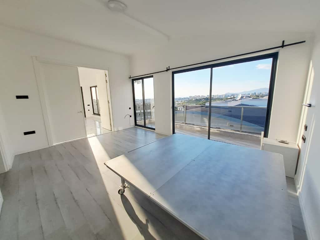 Oturma odasında masa tenisi masası ve panoramik camlar Kargıcak’taki penthouse dairede