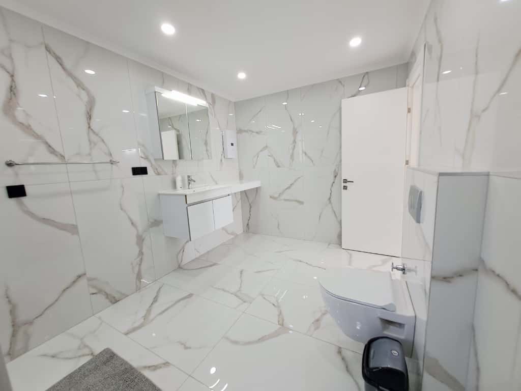 Banyoda beyaz lavabo ve siyah profilli duş kabini Kargıcak’taki penthouse dairede