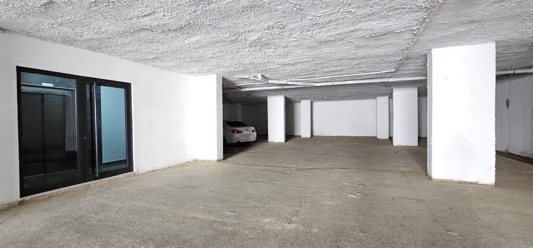 Yer altı otoparkında beyaz kolonlar ve uzakta duran bir otomobil Kargıcak’ta görülüyor