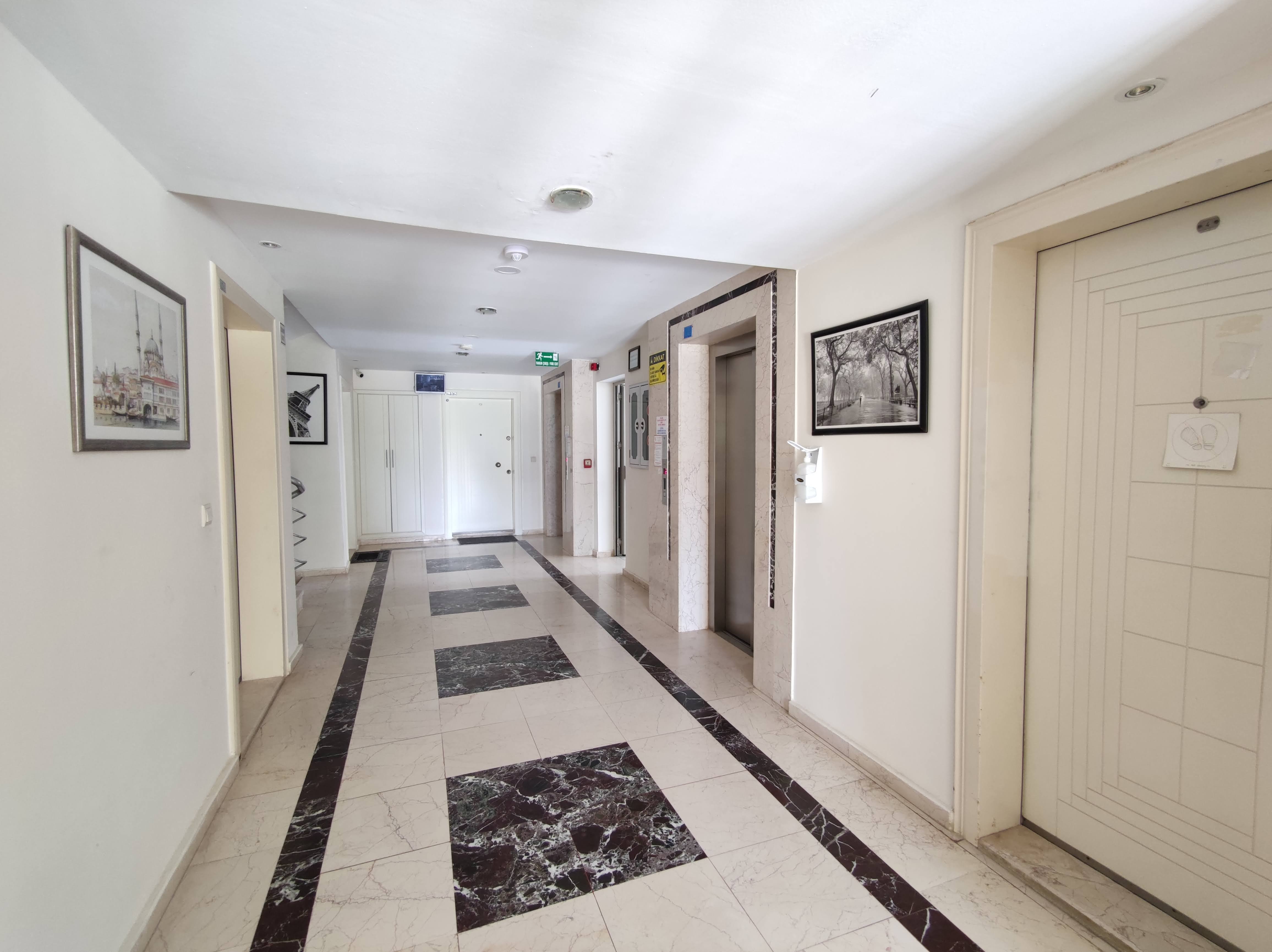 2+1 apartment with sea view in the center of Mahmutlar – furnished, separate kitchen and glazed balcony