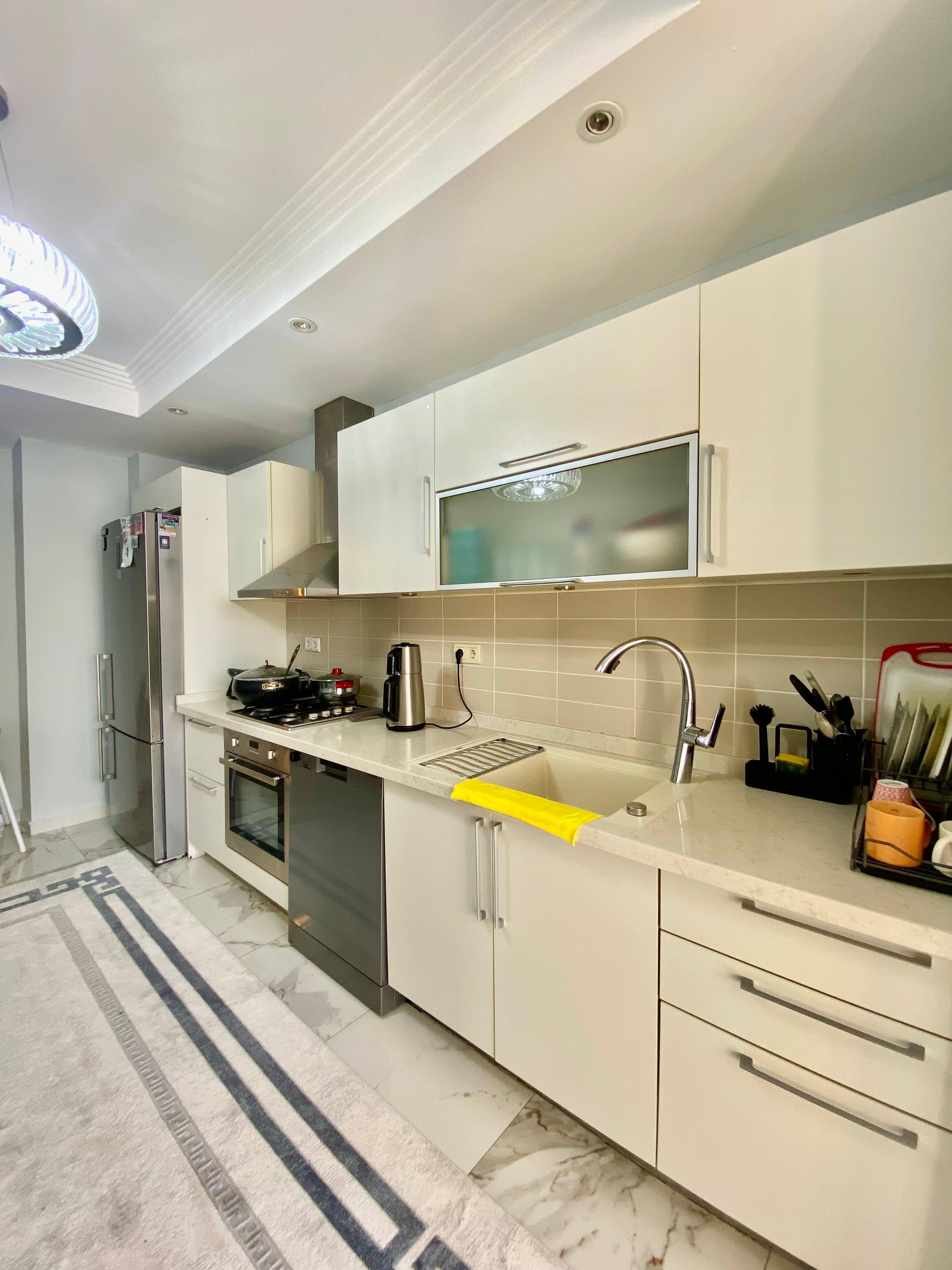 2+1 apartment with sea view in the center of Mahmutlar – furnished, separate kitchen and glazed balcony