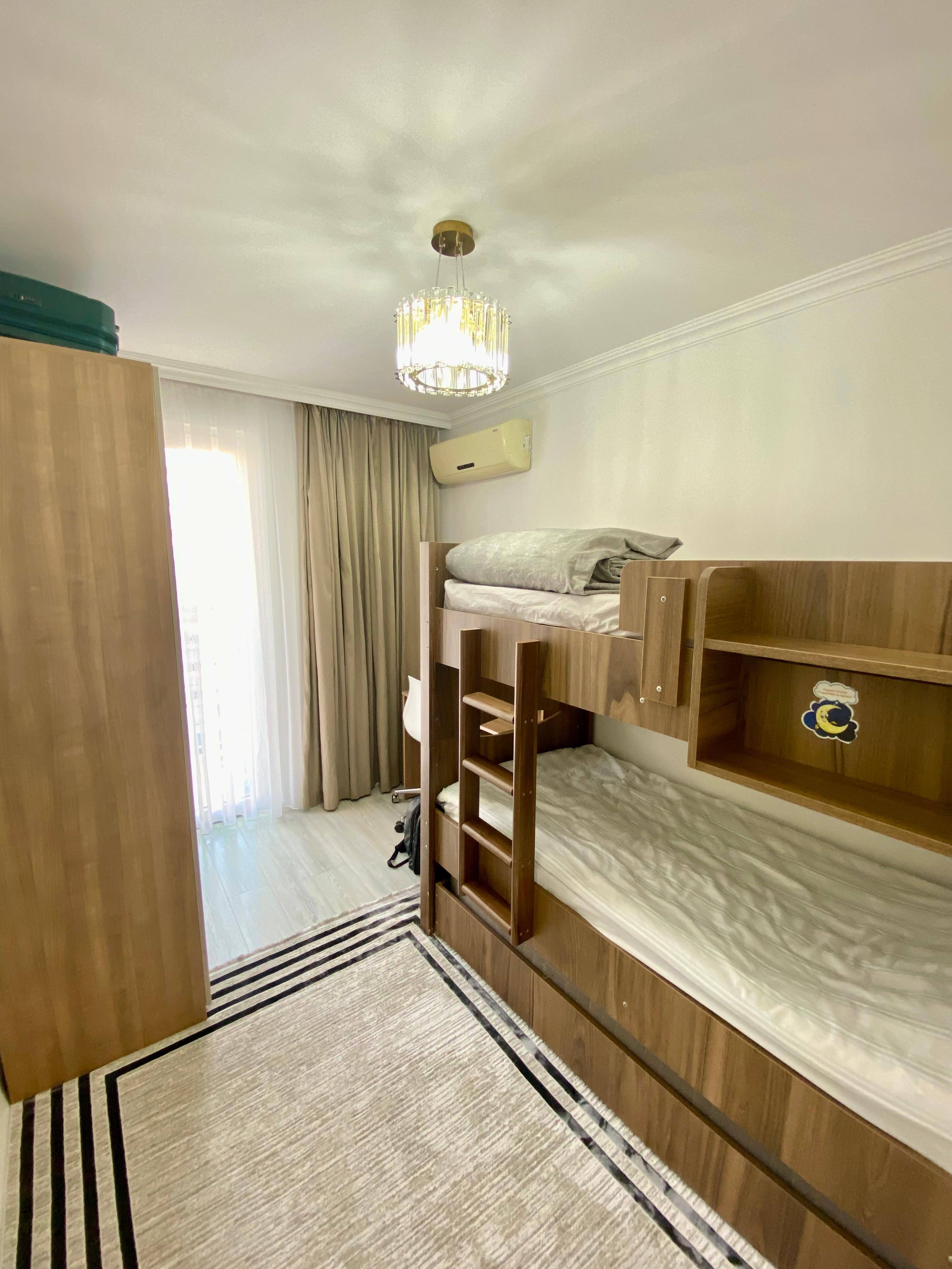 2+1 apartment with sea view in the center of Mahmutlar – furnished, separate kitchen and glazed balcony