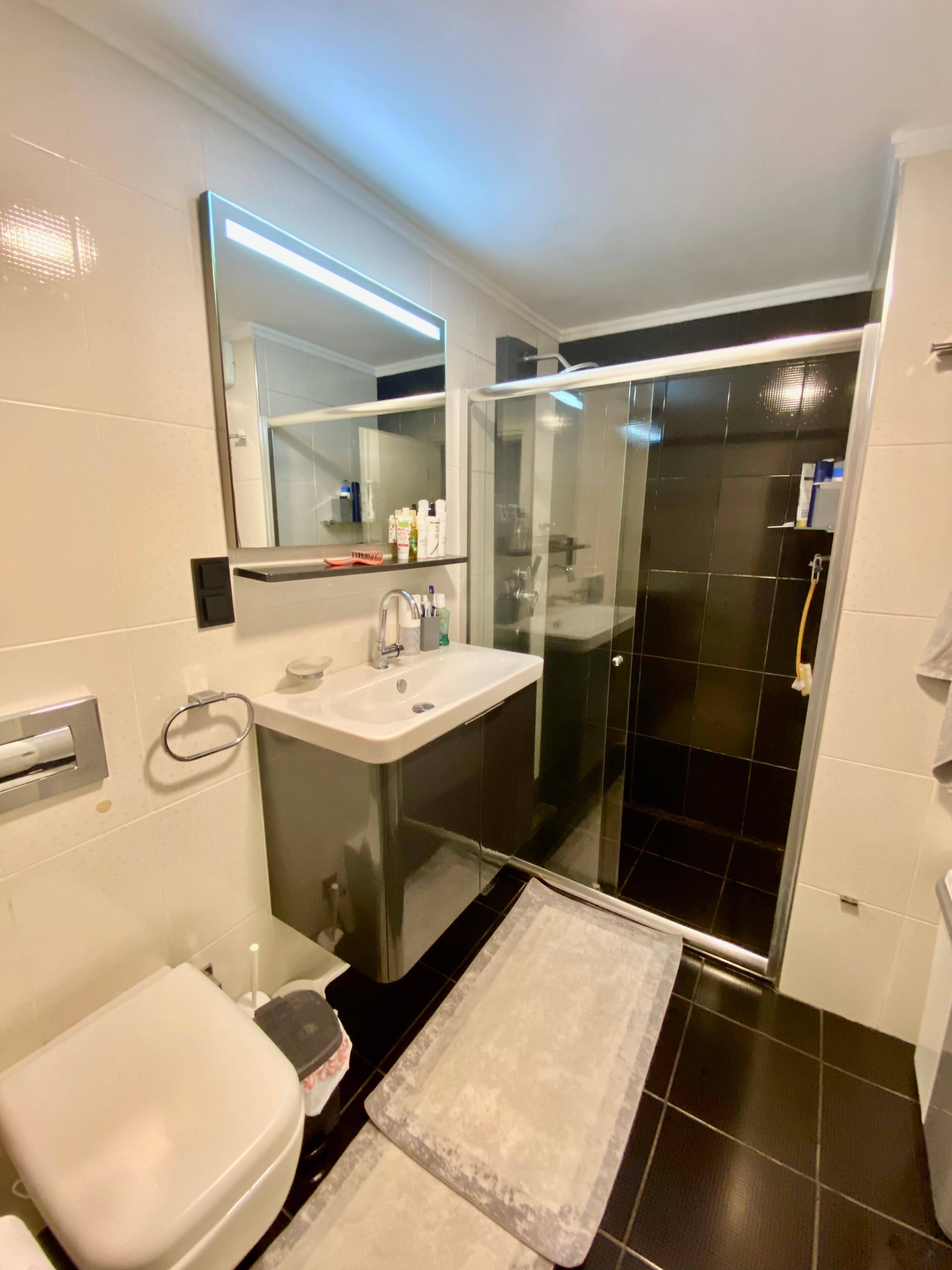 2+1 apartment with sea view in the center of Mahmutlar – furnished, separate kitchen and glazed balcony