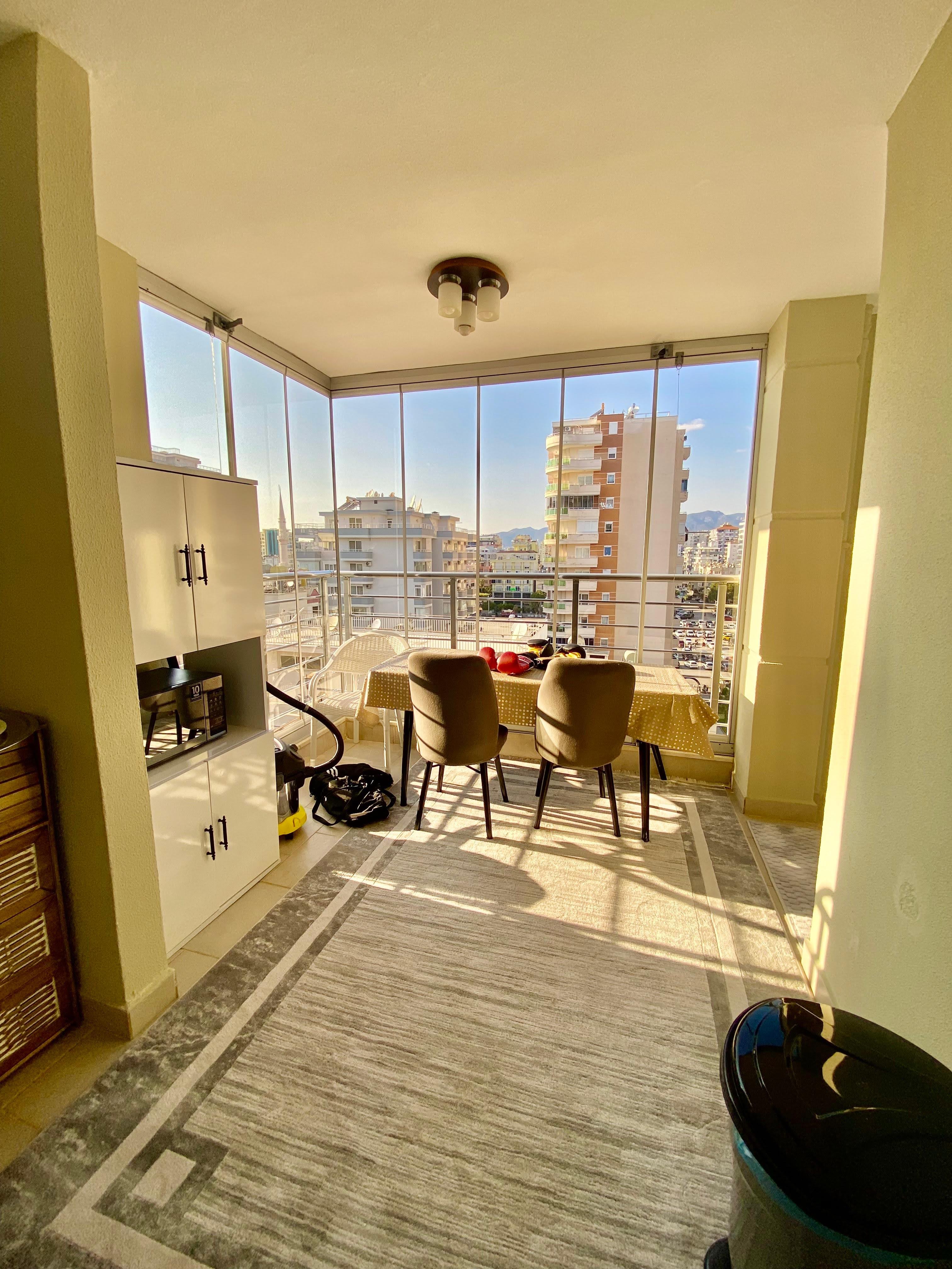 2+1 apartment with sea view in the center of Mahmutlar – furnished, separate kitchen and glazed balcony