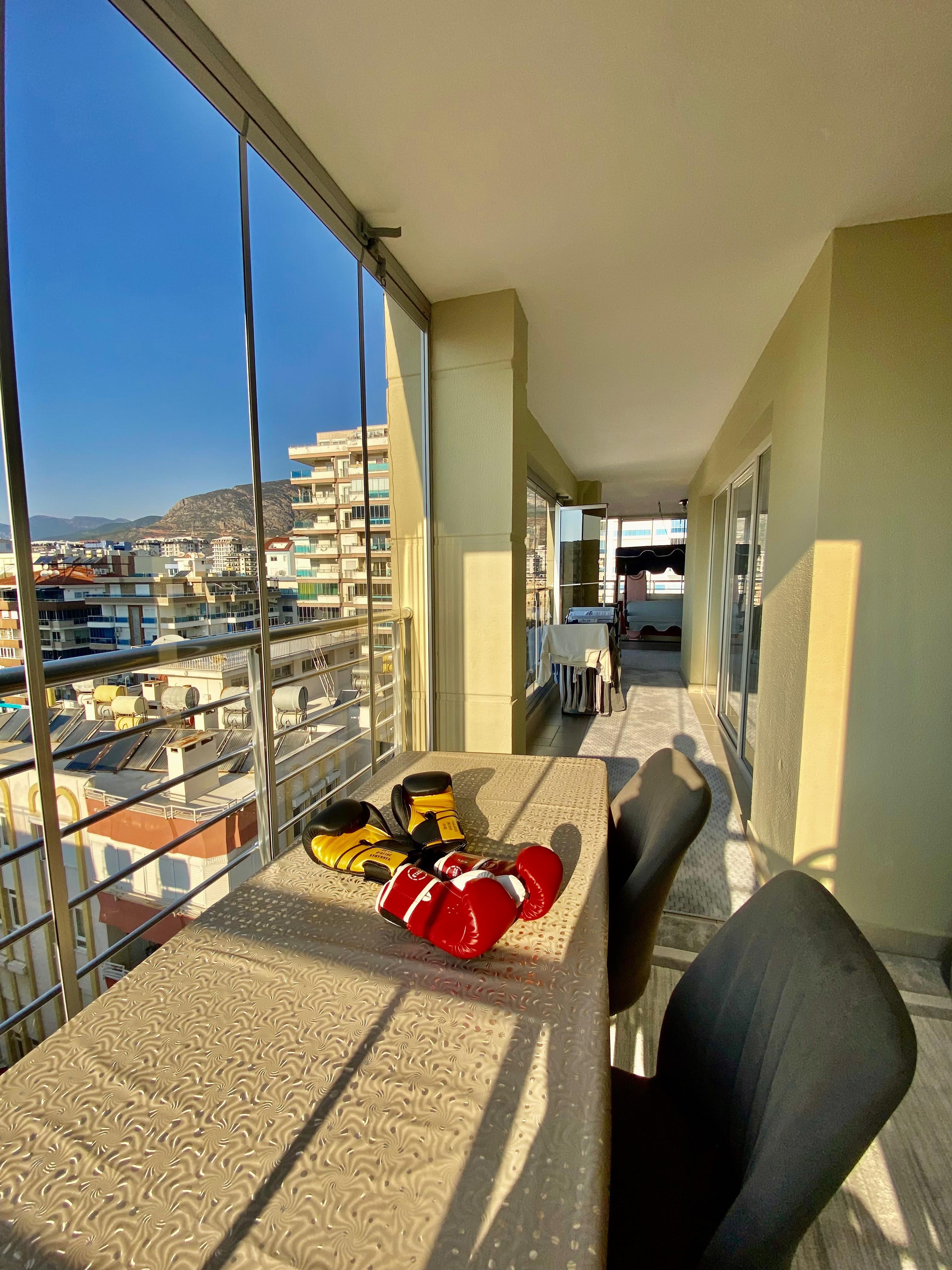 2+1 apartment with sea view in the center of Mahmutlar – furnished, separate kitchen and glazed balcony