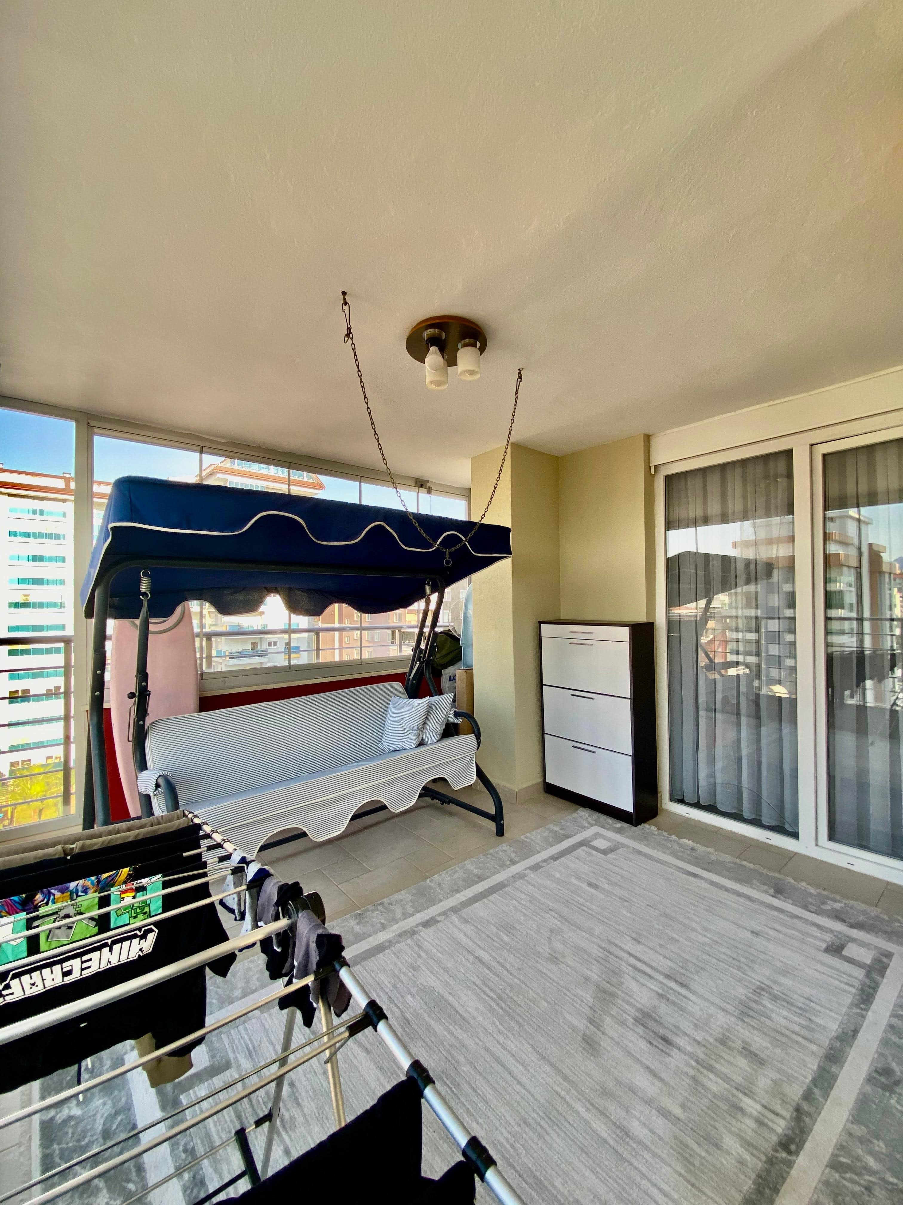 2+1 apartment with sea view in the center of Mahmutlar – furnished, separate kitchen and glazed balcony
