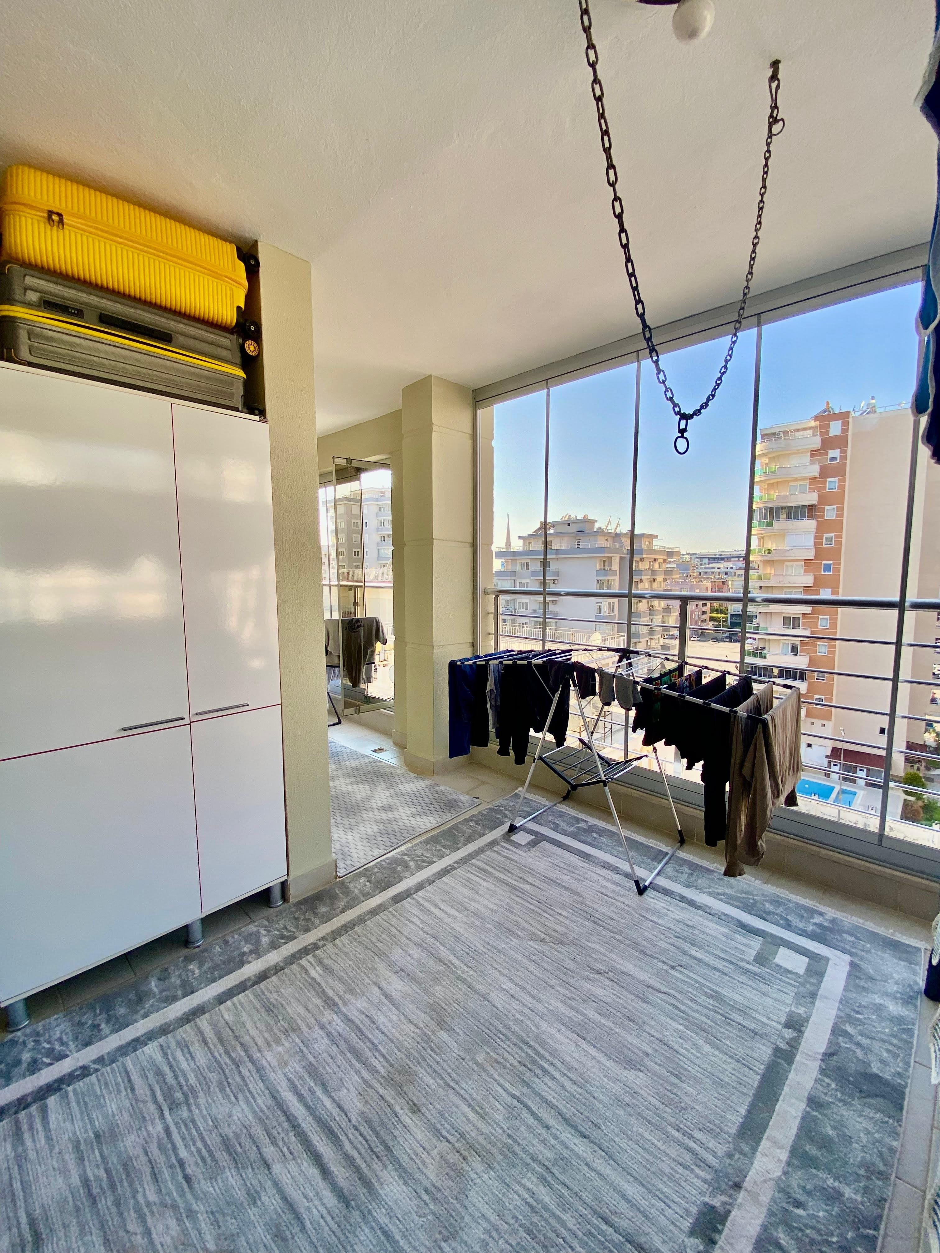 2+1 apartment with sea view in the center of Mahmutlar – furnished, separate kitchen and glazed balcony
