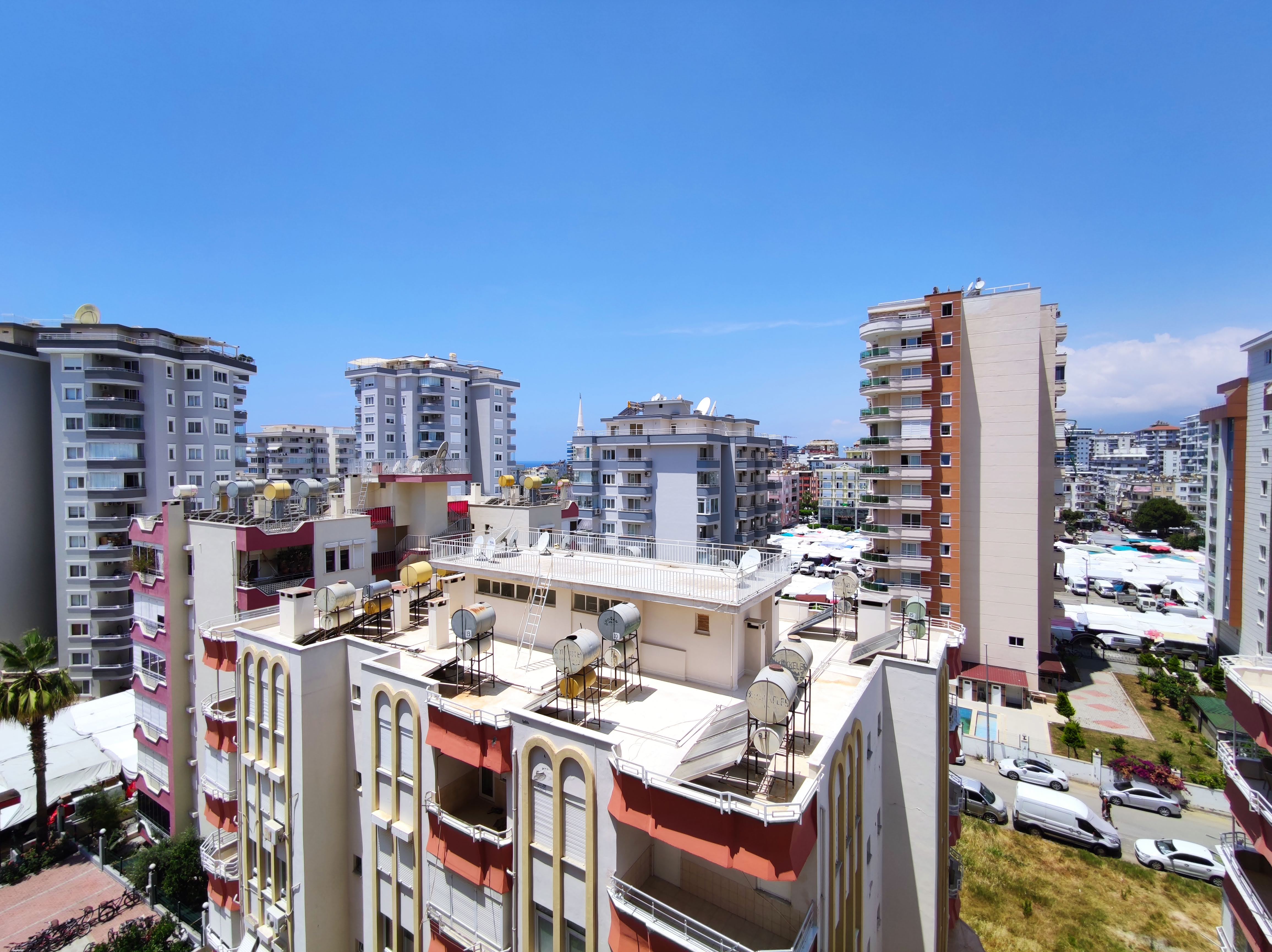 2+1 apartment with sea view in the center of Mahmutlar – furnished, separate kitchen and glazed balcony