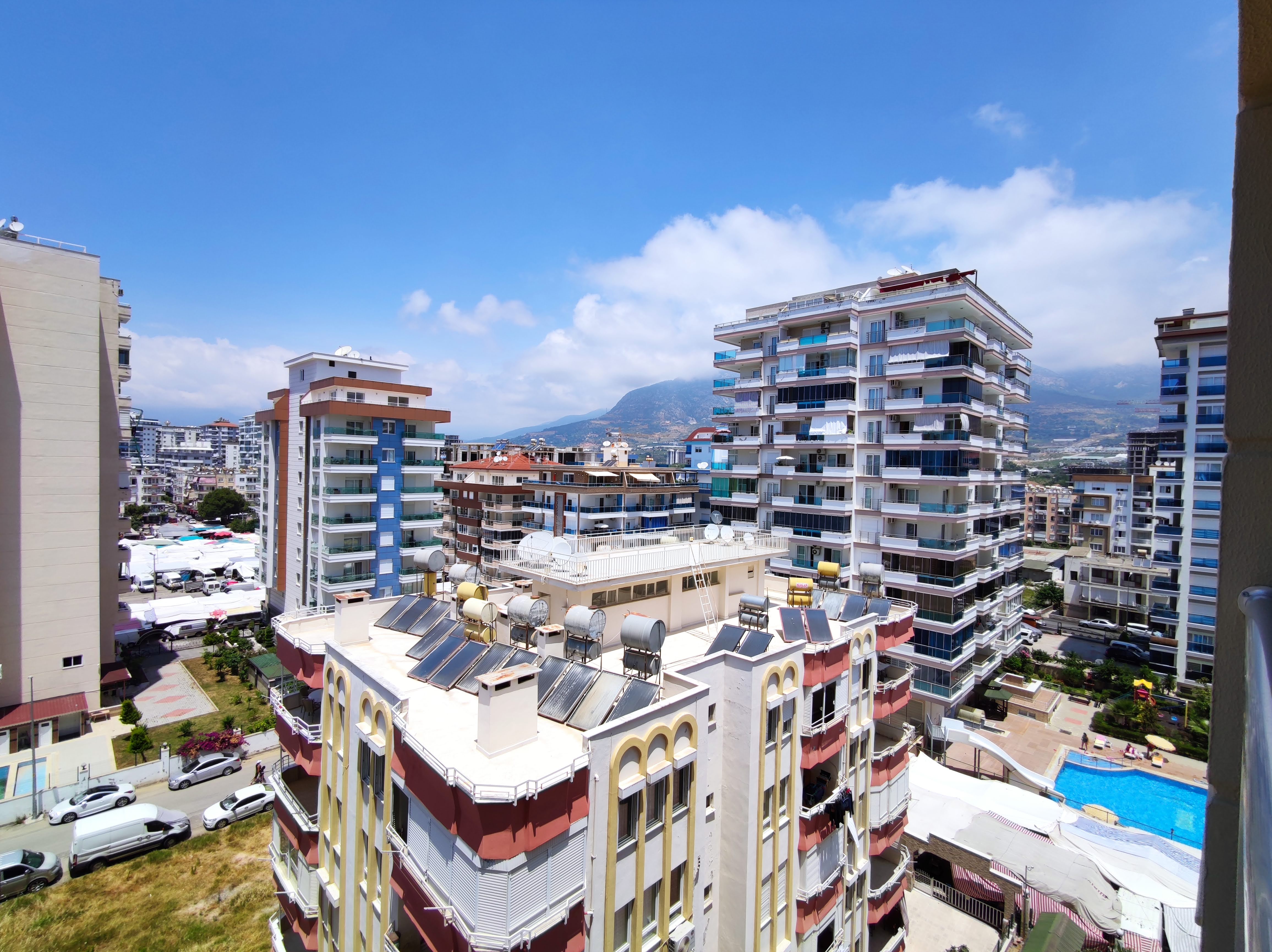 2+1 apartment with sea view in the center of Mahmutlar – furnished, separate kitchen and glazed balcony
