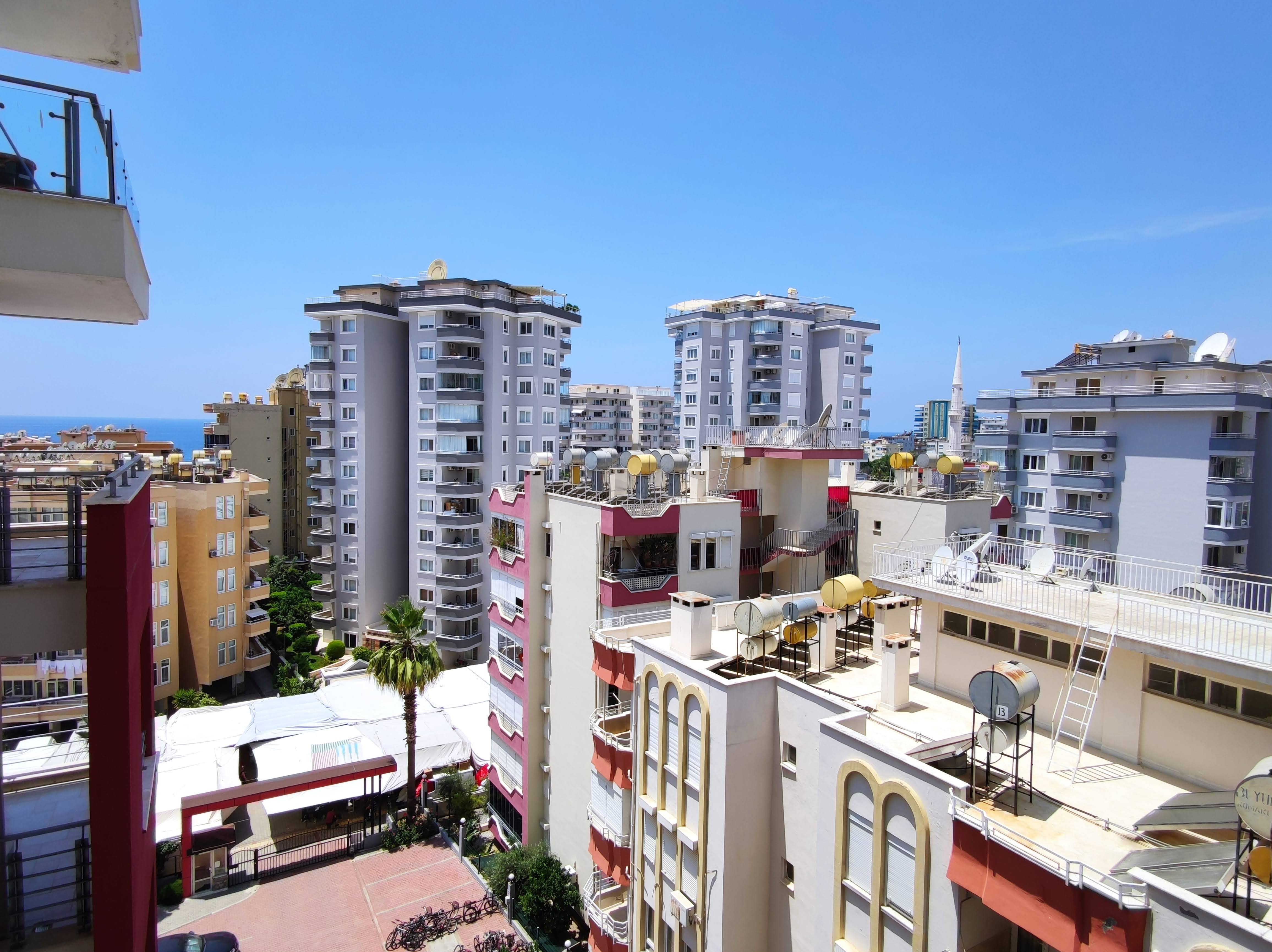 2+1 apartment with sea view in the center of Mahmutlar – furnished, separate kitchen and glazed balcony