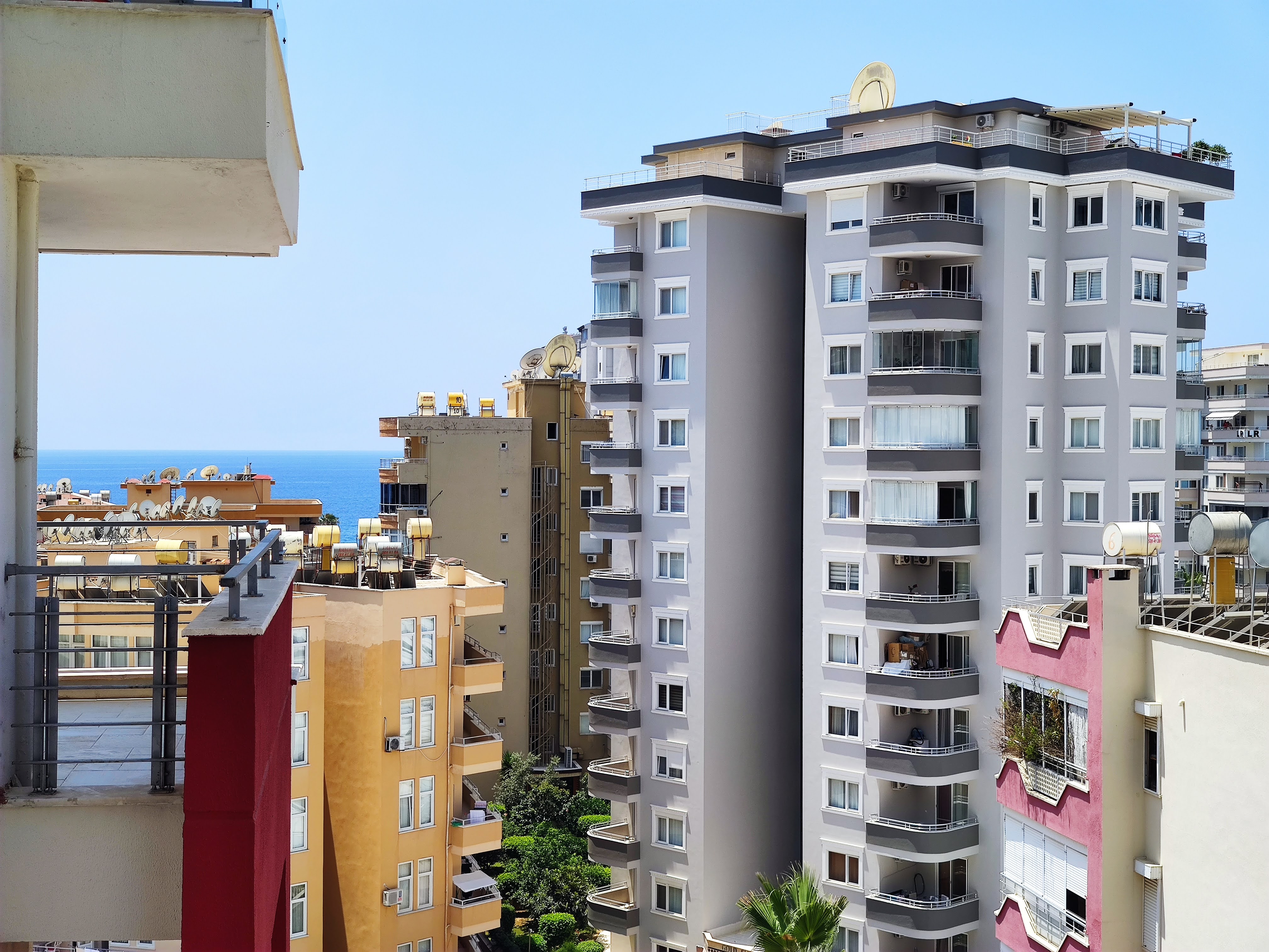 2+1 apartment with sea view in the center of Mahmutlar – furnished, separate kitchen and glazed balcony