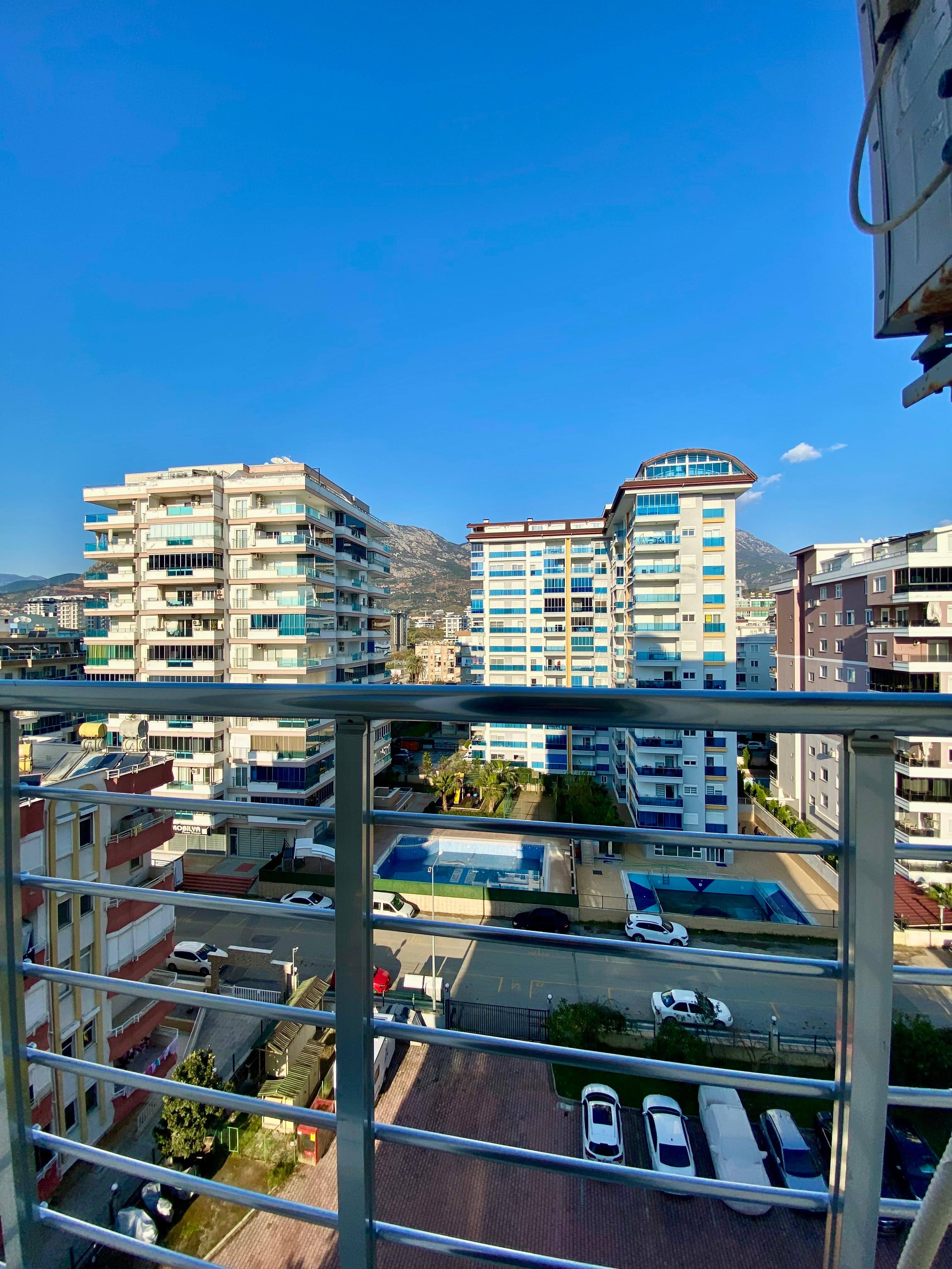2+1 apartment with sea view in the center of Mahmutlar – furnished, separate kitchen and glazed balcony