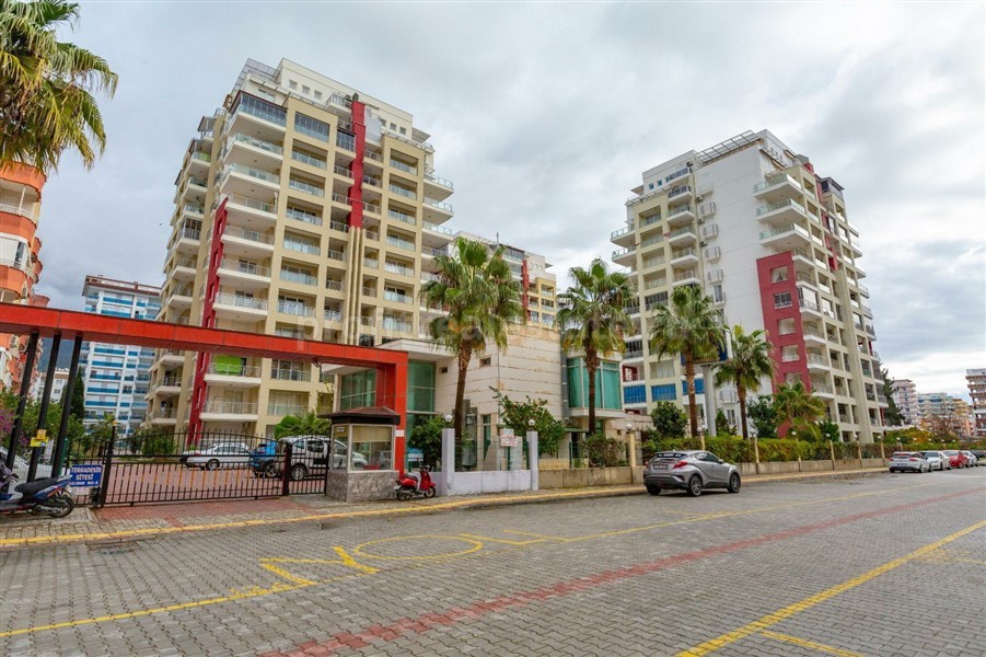 2+1 apartment with sea view in the center of Mahmutlar – furnished, separate kitchen and glazed balcony