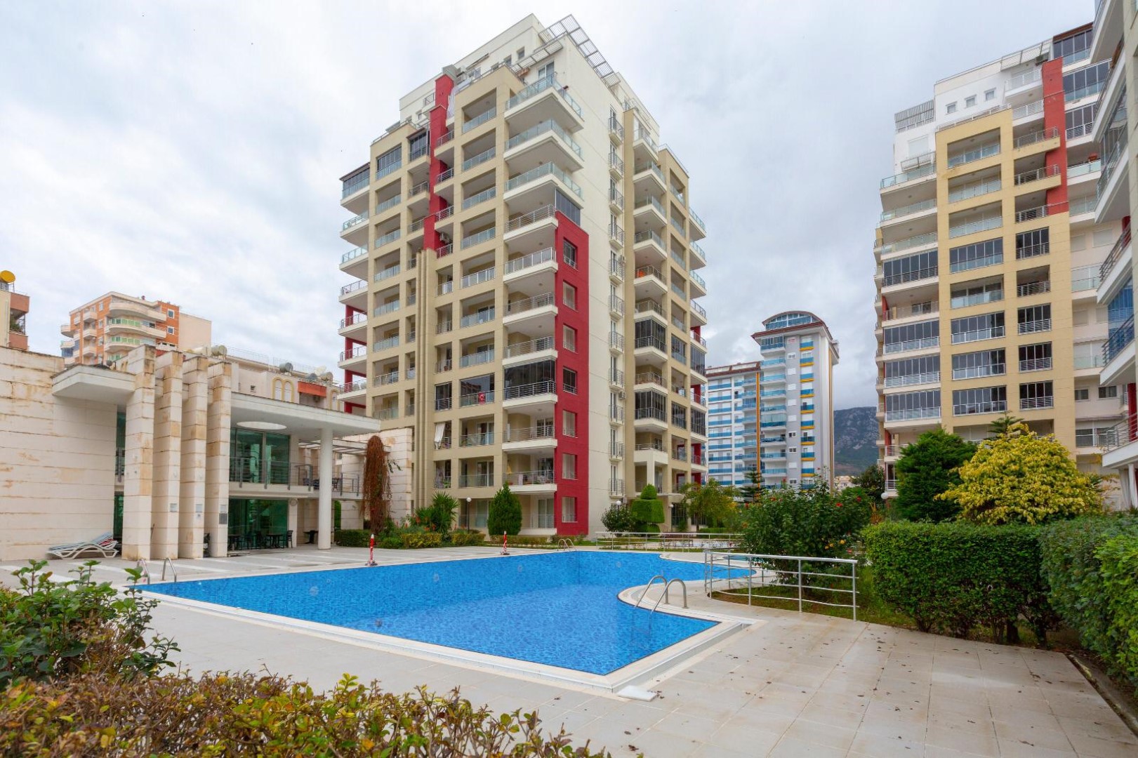 2+1 apartment with sea view in the center of Mahmutlar – furnished, separate kitchen and glazed balcony