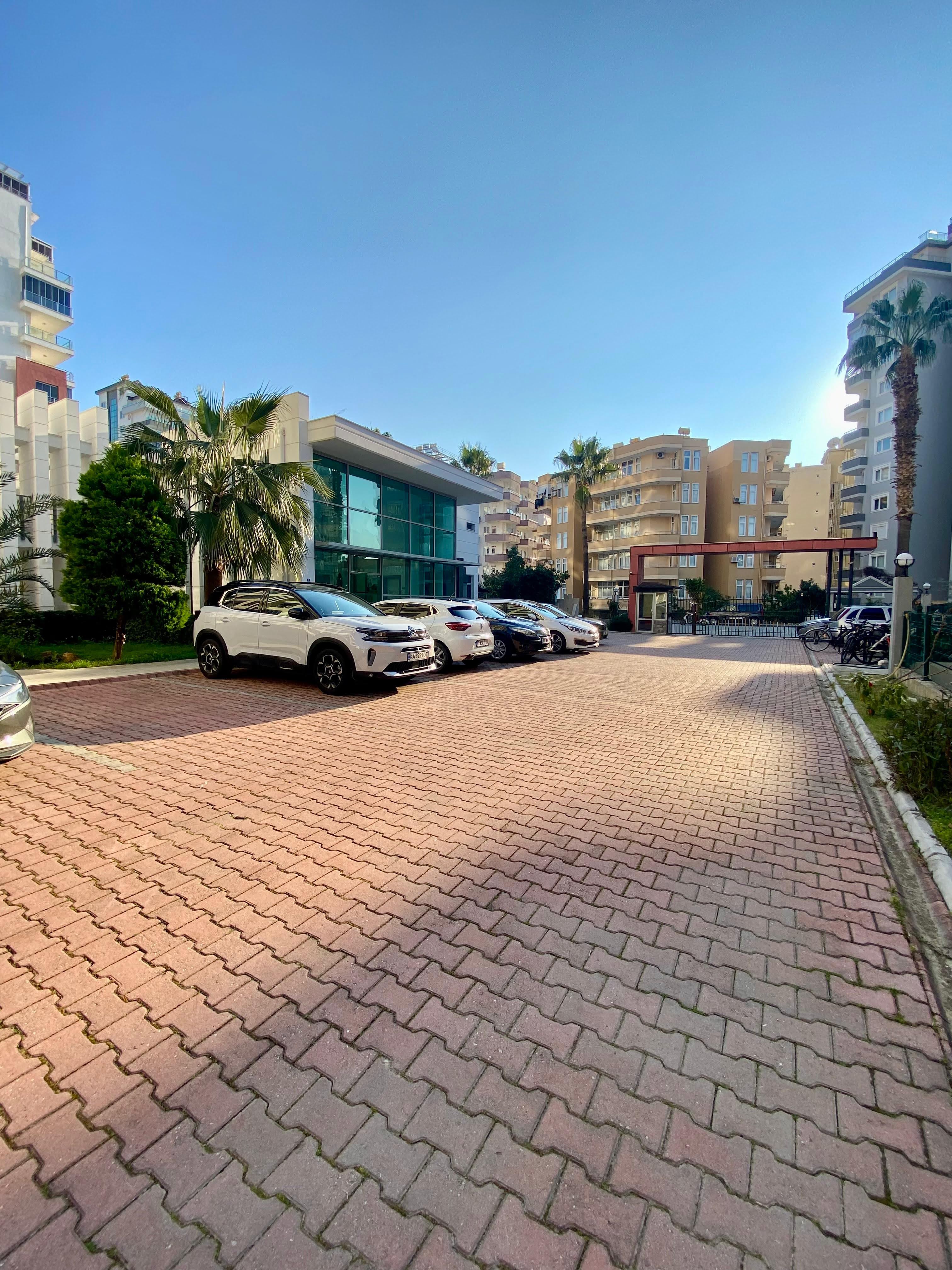 2+1 apartment with sea view in the center of Mahmutlar – furnished, separate kitchen and glazed balcony