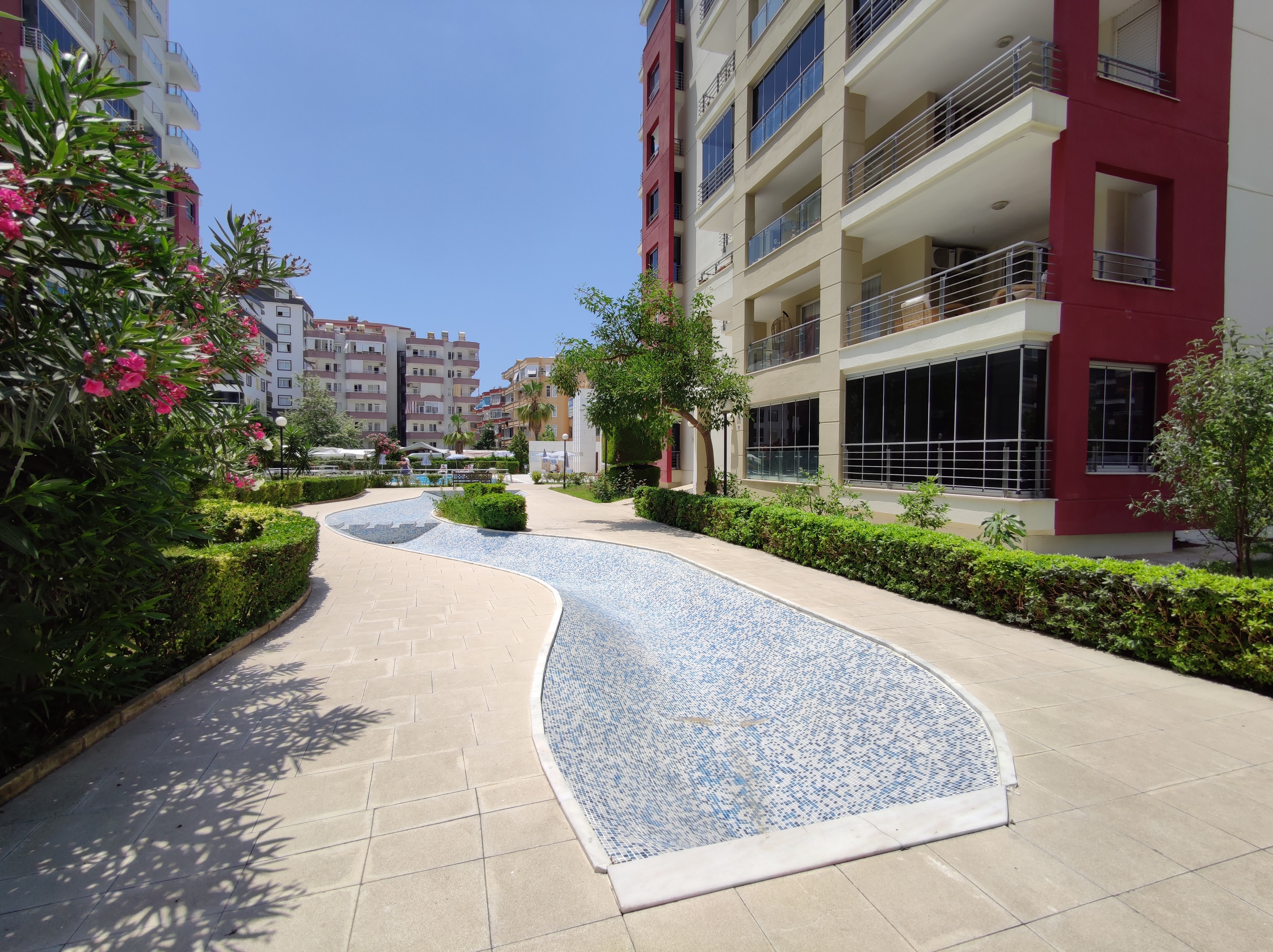 2+1 apartment with sea view in the center of Mahmutlar – furnished, separate kitchen and glazed balcony