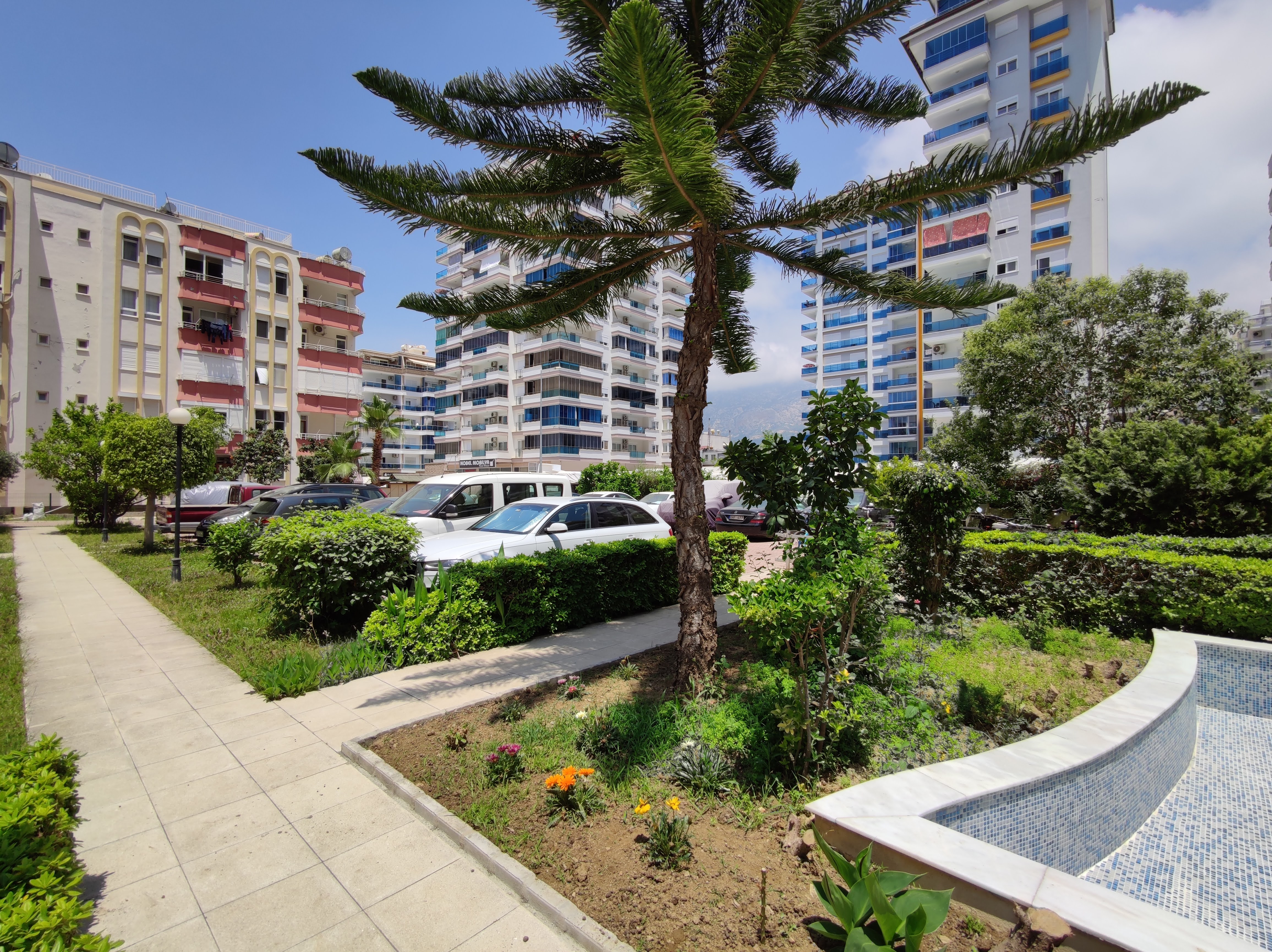 2+1 apartment with sea view in the center of Mahmutlar – furnished, separate kitchen and glazed balcony