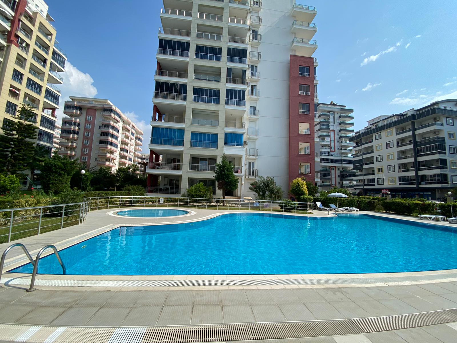 2+1 apartment with sea view in the center of Mahmutlar – furnished, separate kitchen and glazed balcony