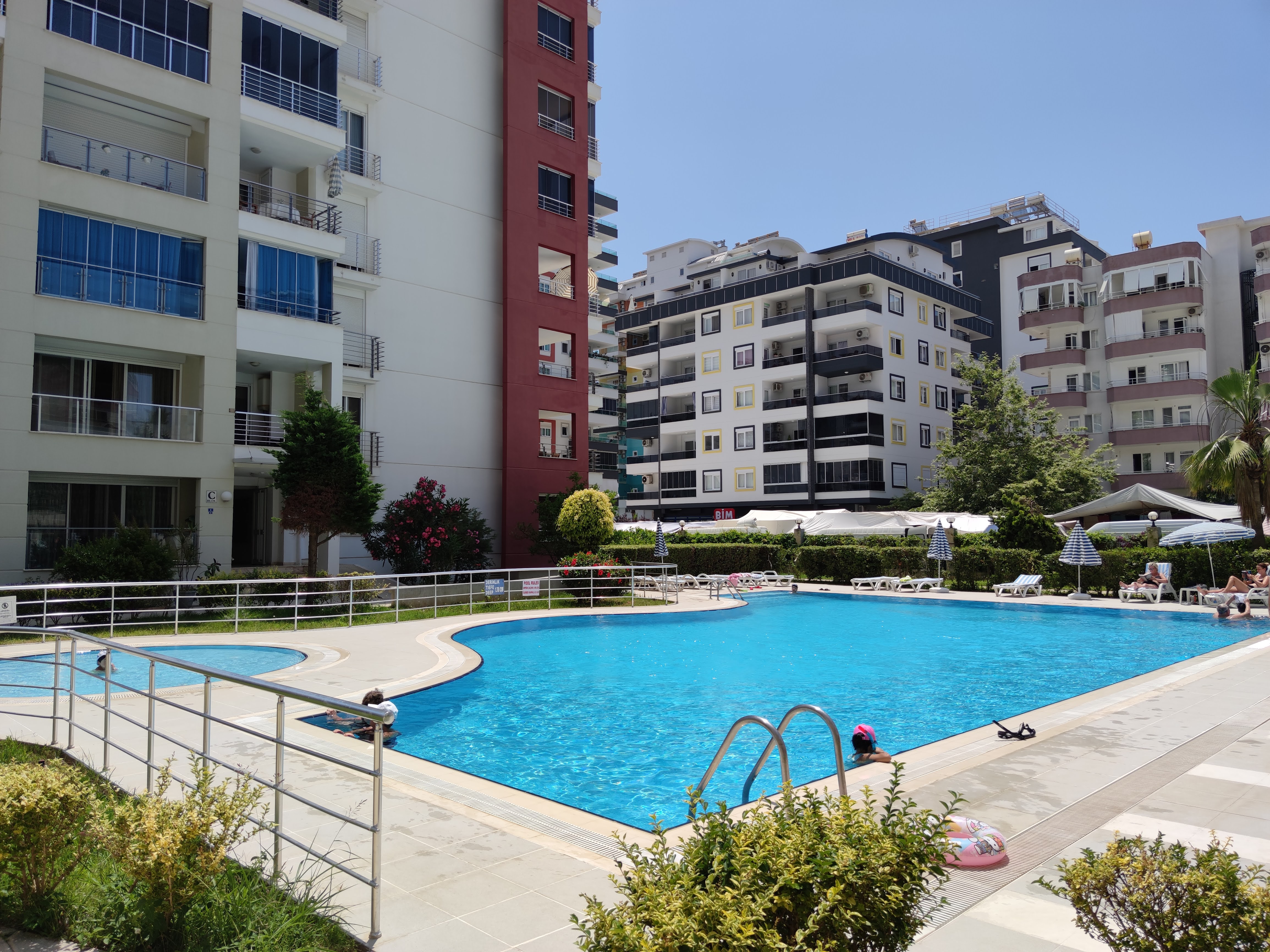 2+1 apartment with sea view in the center of Mahmutlar – furnished, separate kitchen and glazed balcony