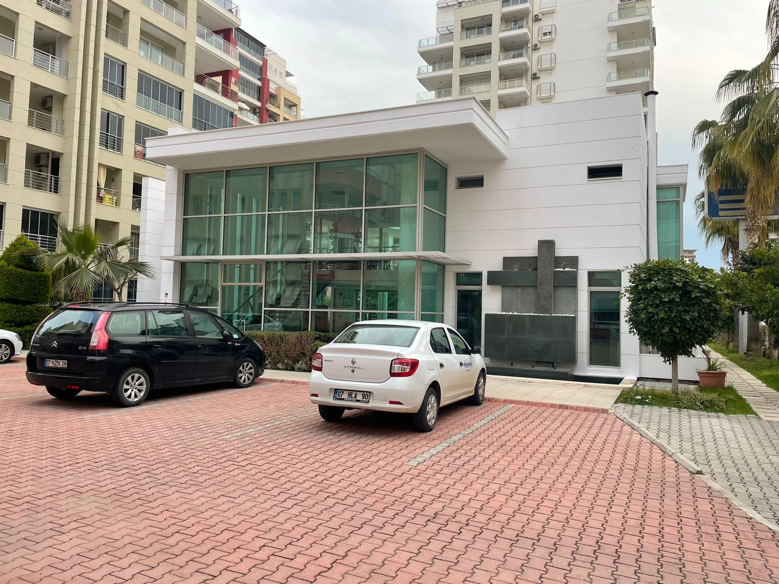 2+1 apartment with sea view in the center of Mahmutlar – furnished, separate kitchen and glazed balcony