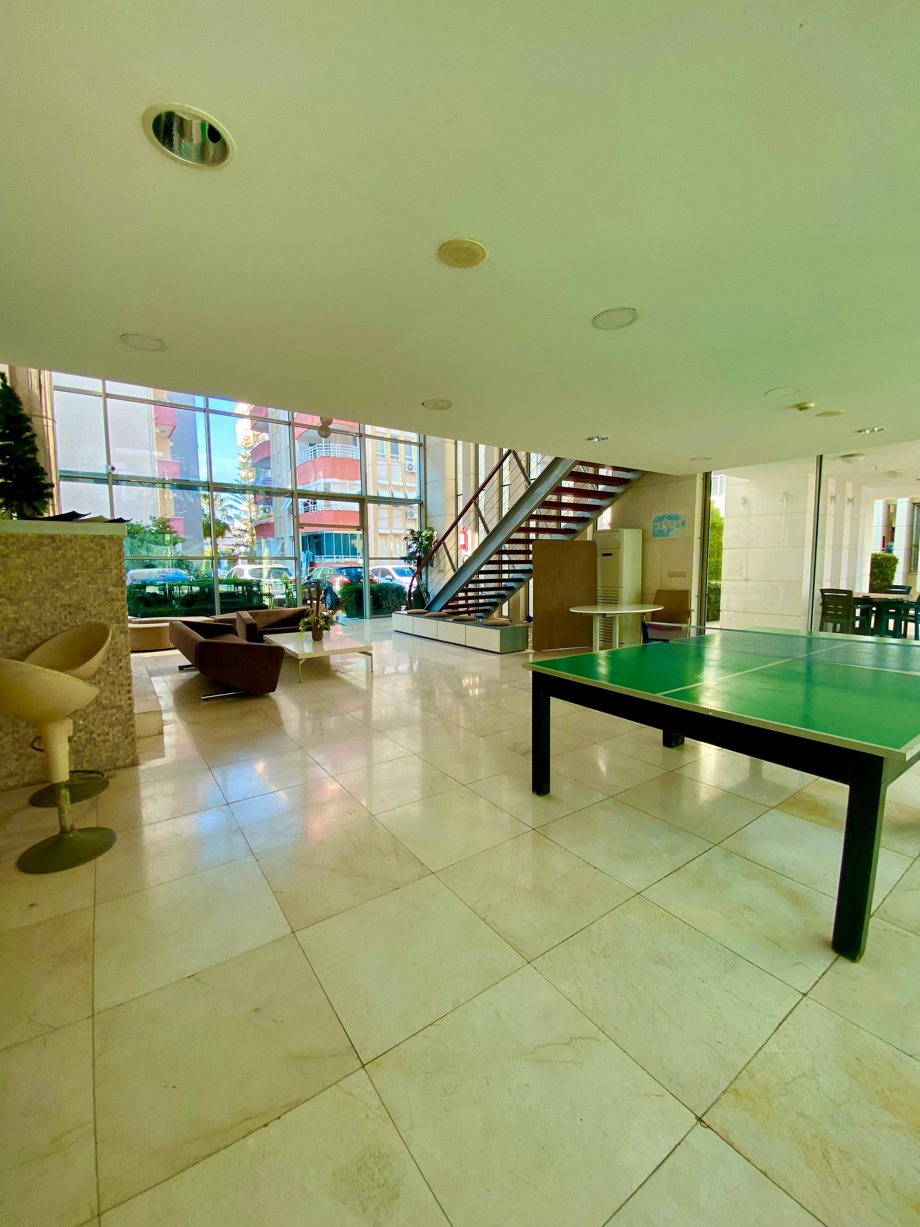 2+1 apartment with sea view in the center of Mahmutlar – furnished, separate kitchen and glazed balcony