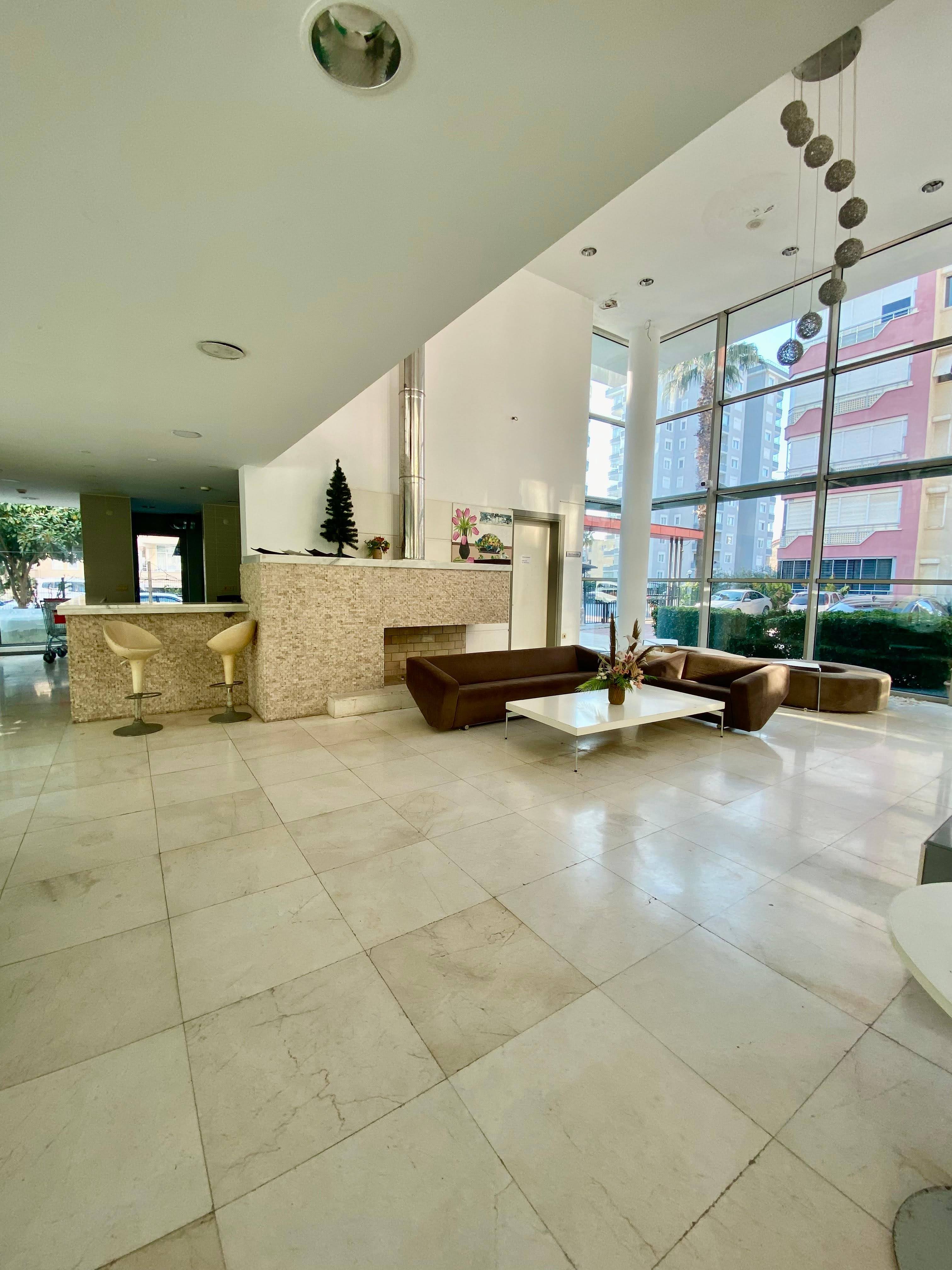 2+1 apartment with sea view in the center of Mahmutlar – furnished, separate kitchen and glazed balcony