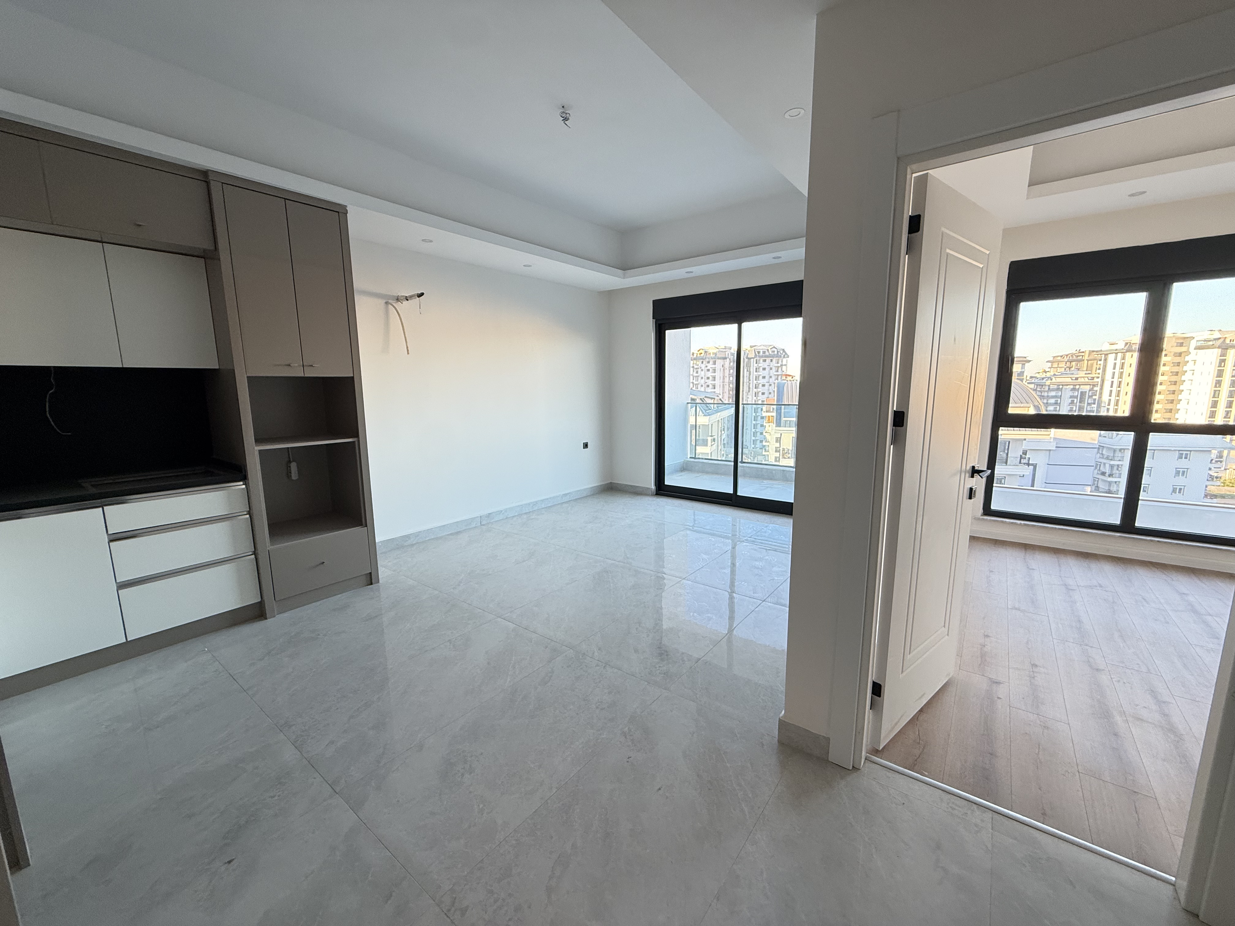 Kitchen-living room with fitted cabinets and a panoramic city window