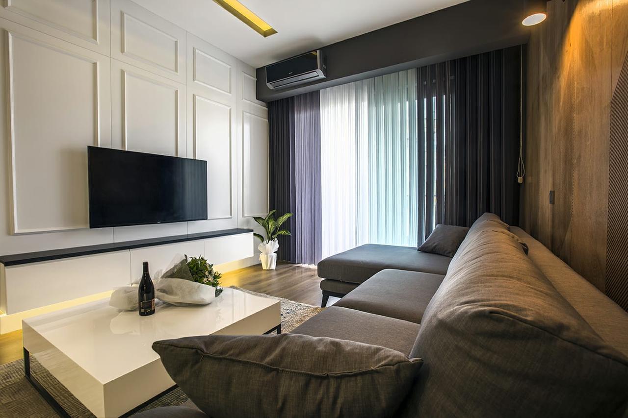 Gri köşe koltuklu salon ve panoramik pencere Türkiye’de satılık konutta