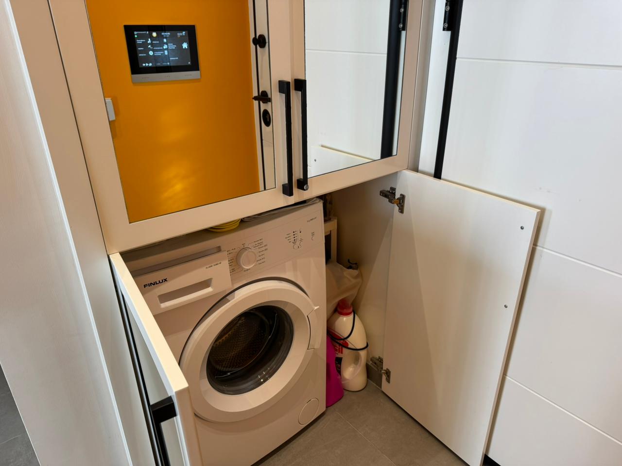 Çamaşır makineli çamaşır odası ve üzerinde lavabo