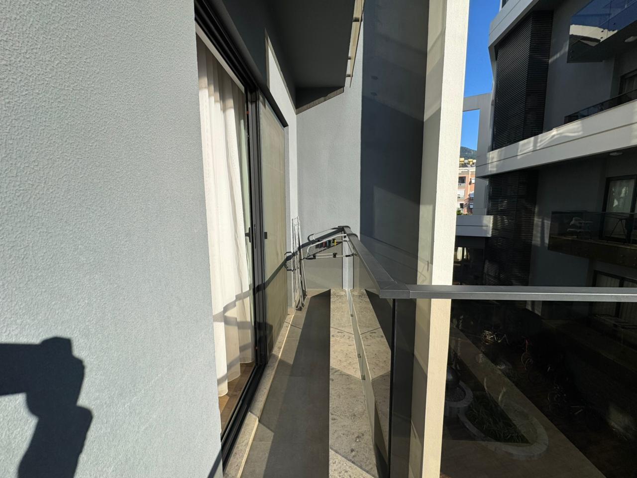 Panoramik camlı balkon ve dağ yamacı manzarası Türkiye’de satılık konutta