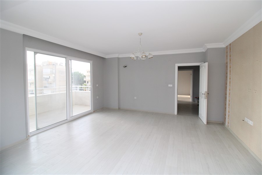 Balkon kapılı ve geniş pencereli salon Mahmutlar'da satılık 2+1 dairede