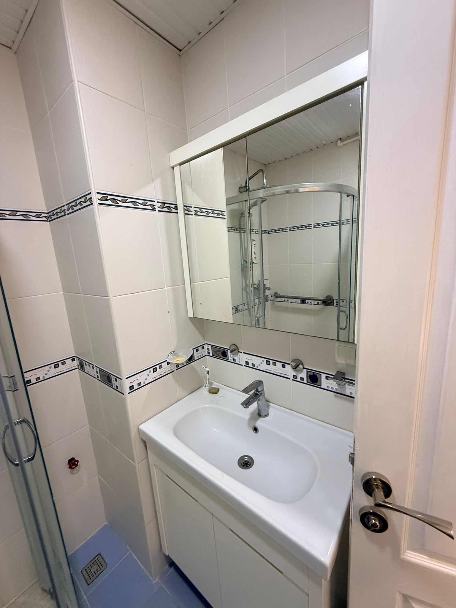 Mahmutlar'da beyaz küvetli banyo, aynalı dolap ve cam duş kabiniyle birlikte