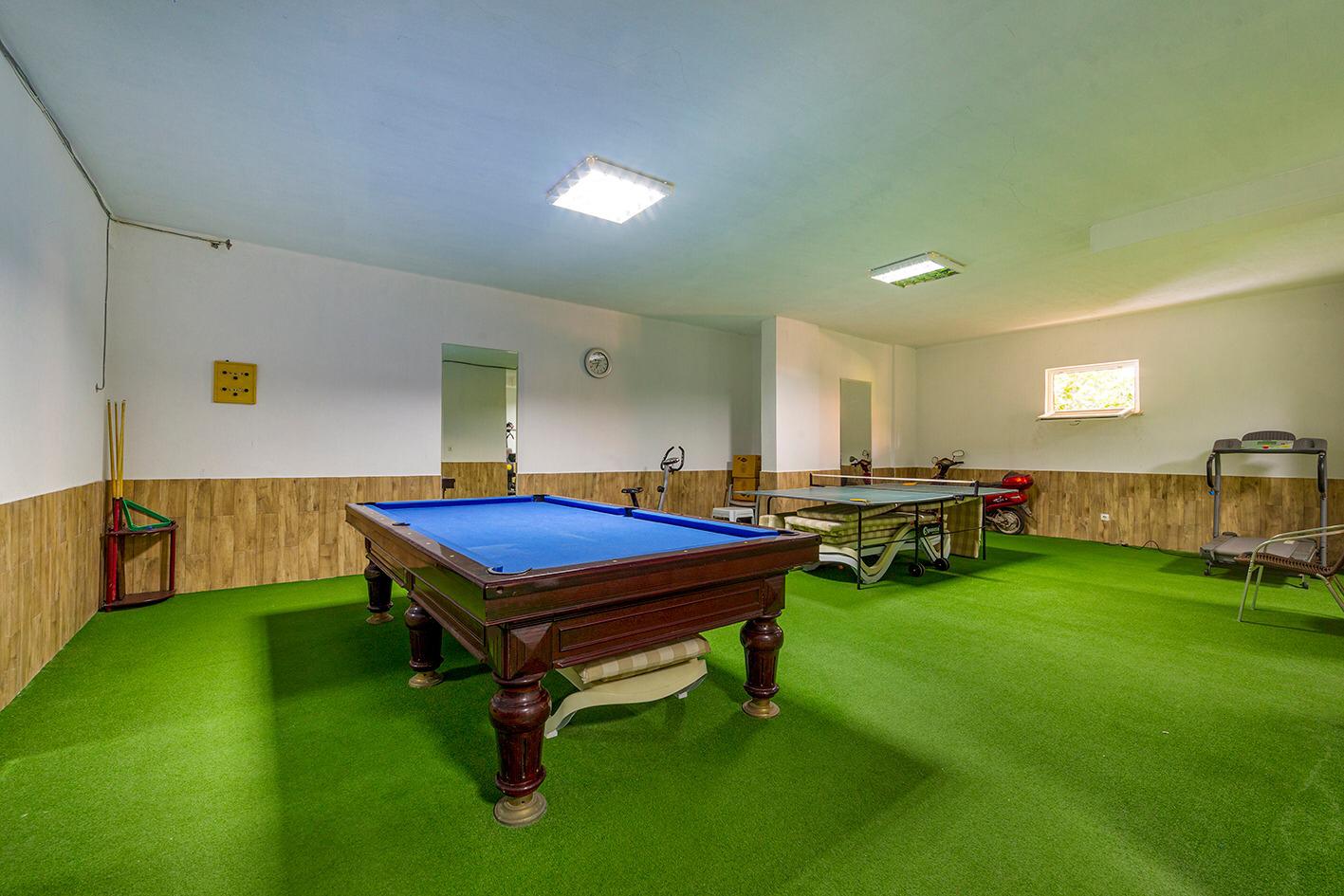 Mahmutlar'da dairelerin bulunduğu sitede mavi çuhalı bilardo masası ve masa tenisi