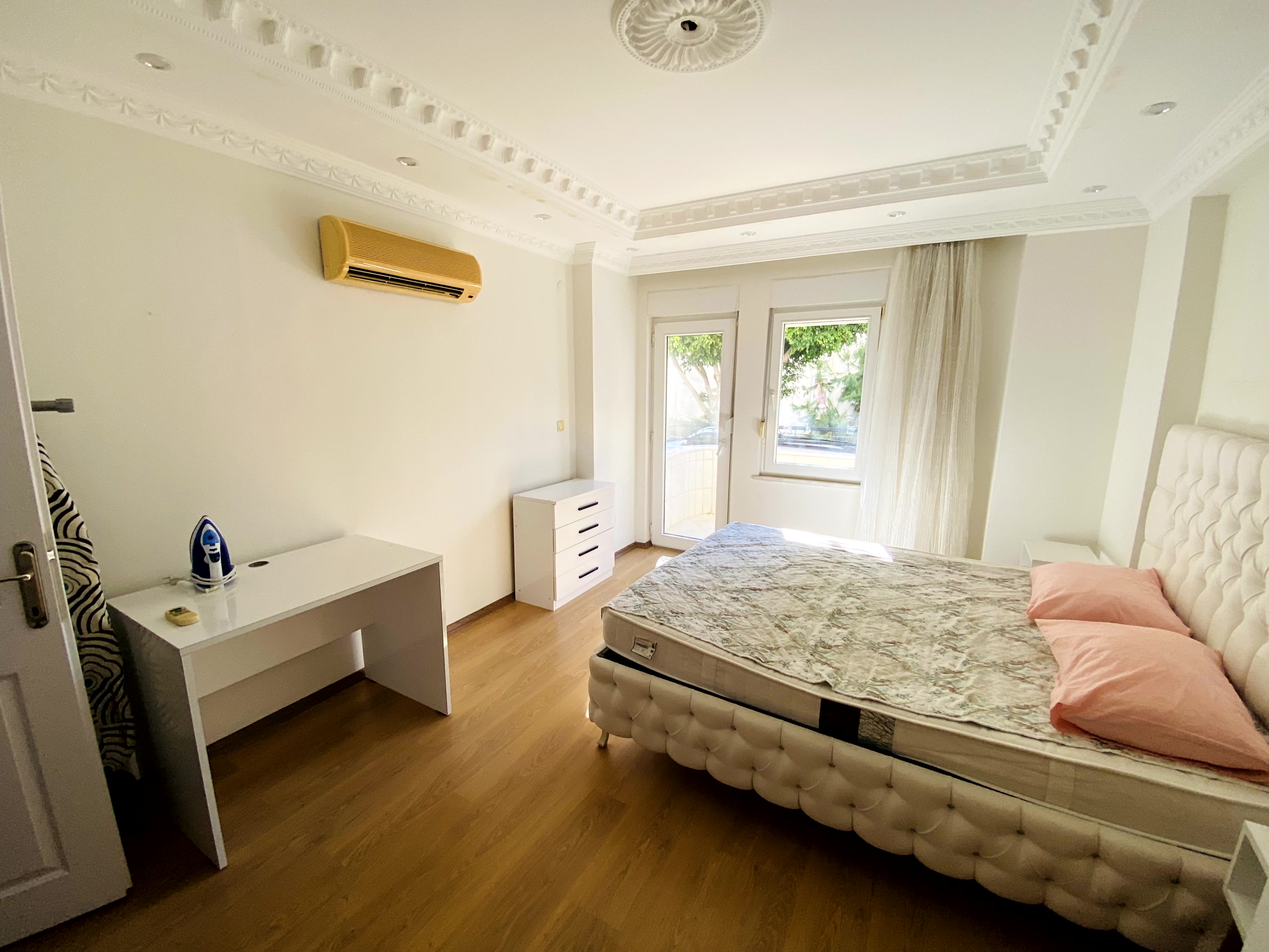 Çalışma masalı yatak odasında balkon kapısı ve pencere Mahmutlar’daki konutta