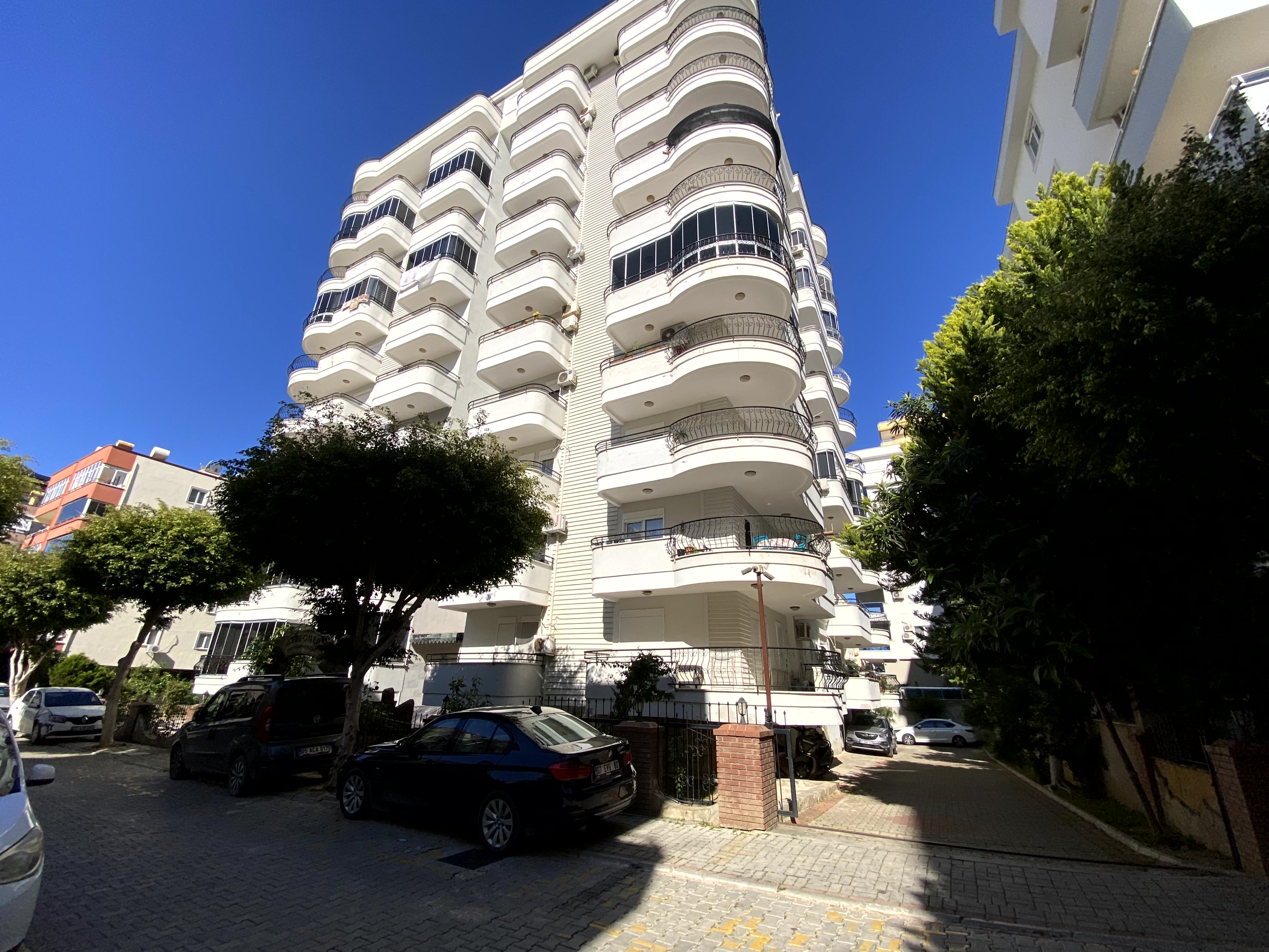 Yuvarlak balkonlu beyaz çok katlı bina: Mahmutlar, Alanya’da satılık 2+1 daire, Türkiye — New Level Group