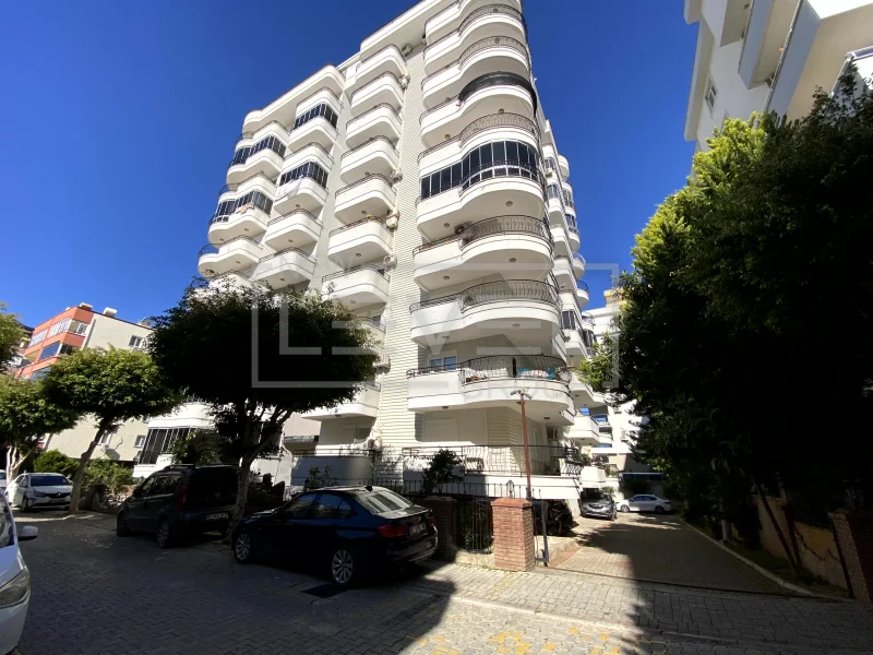 Yuvarlak balkonlu beyaz çok katlı bina: Mahmutlar, Alanya’da satılık 2+1 daire, Türkiye — New Level Group