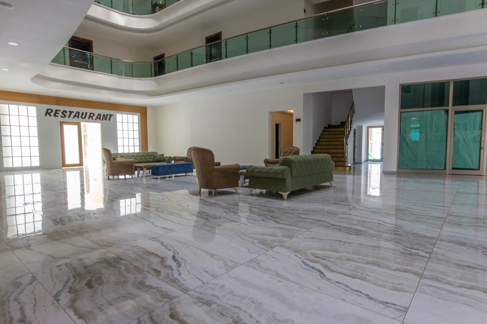 Türkiye’deki konut sakinleri için lobide gri damarlı mermer zemin, koltuklar ve panoramik camlar
