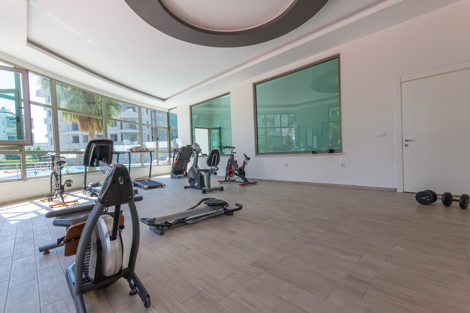 Mahmutlar’da konut sakinleri için spor salonunda eliptik bisiklet, koşu bantları ve sabit bisikletler