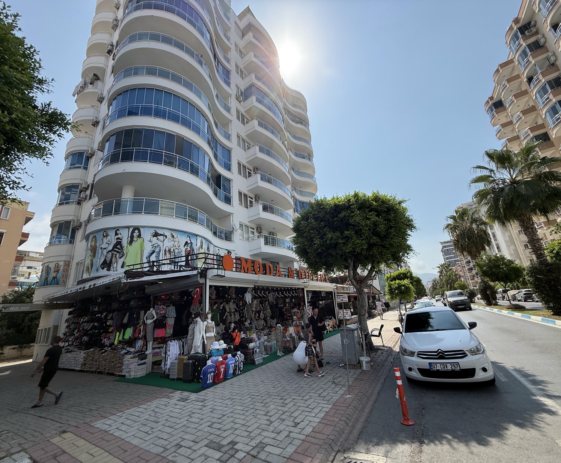 Köşedeki beyaz cepheli konut Mahmutlar’da, Türkiye’de yuvarlak cam balkonlarıyla yükseliyor